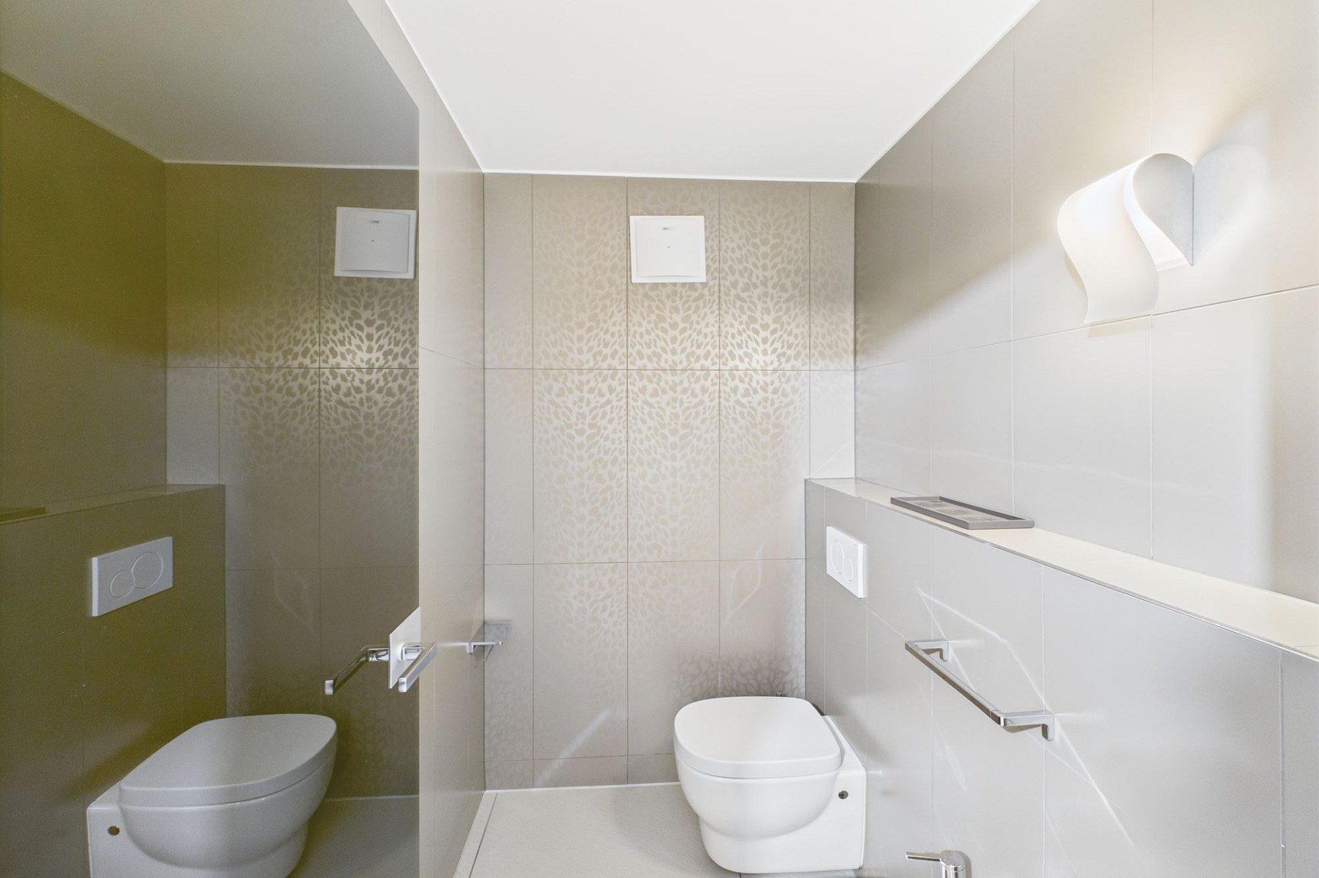 Modernes Gäste-WC mit zwei wandhängenden WCs