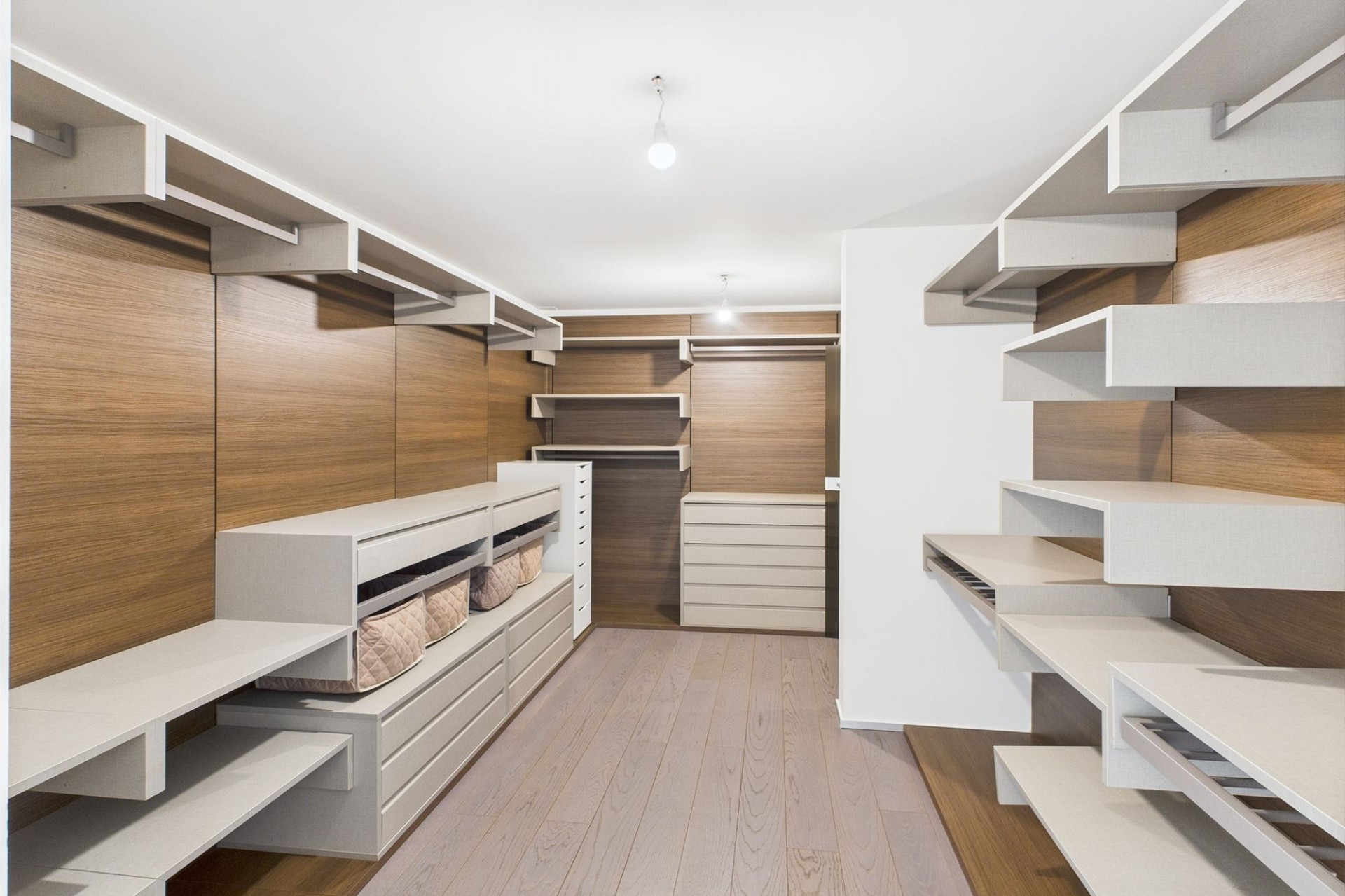 Begehbarer Kleiderschrank mit Einbauschränken