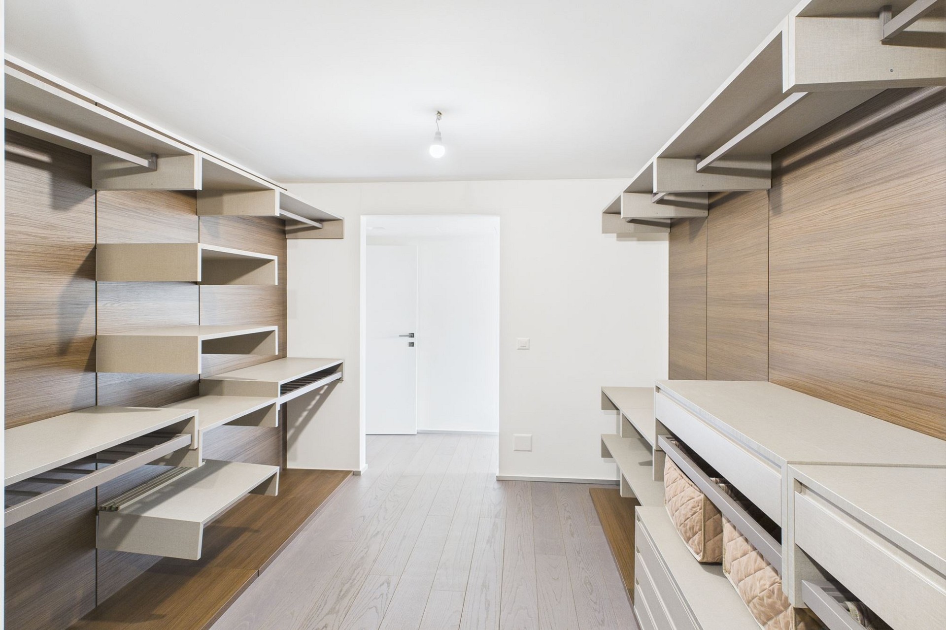 Begehbarer Kleiderschrank mit Einbauschränken