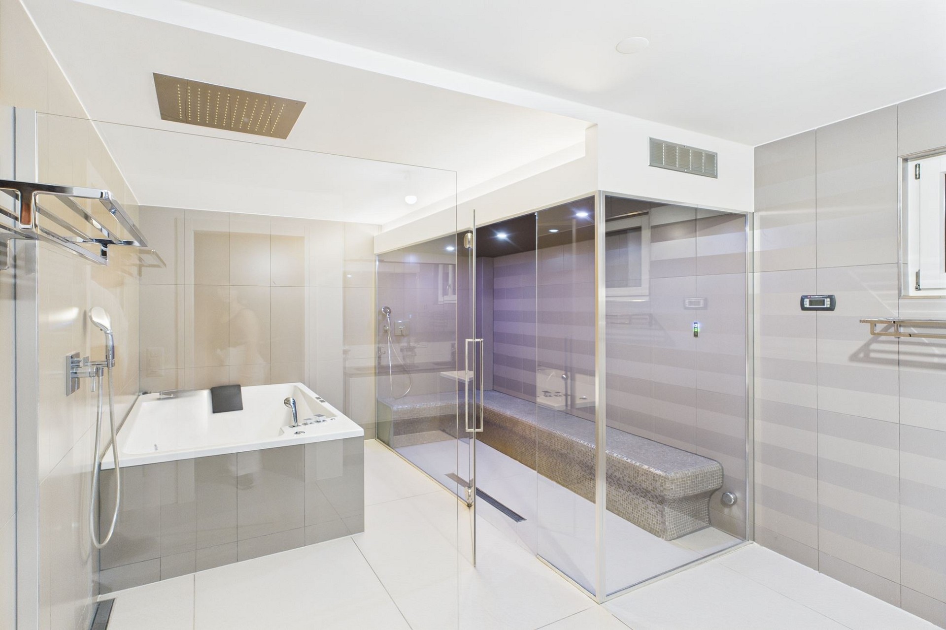 Modernes Badezimmer mit Whirlpool und Glasdusche