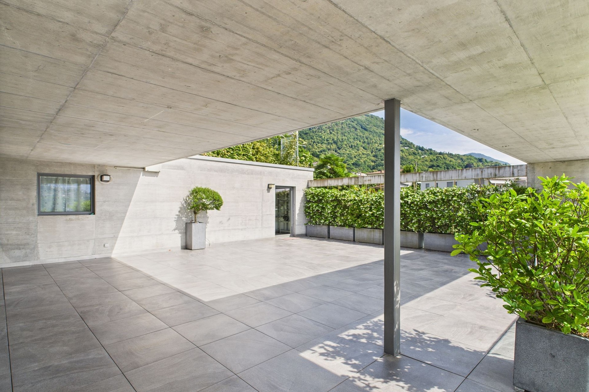 Überdachte Terrasse mit Bergblick