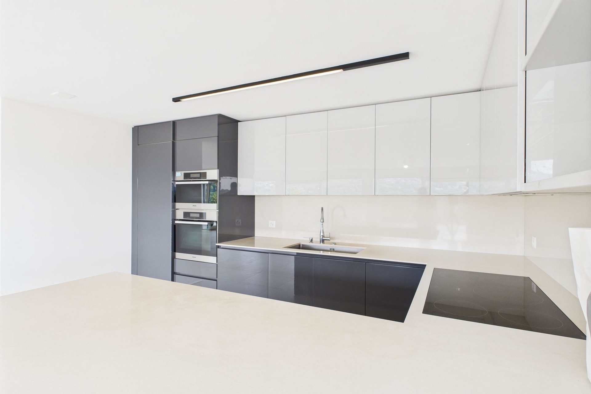Moderne High-End-Küche mit weißen und dunklen Fronten