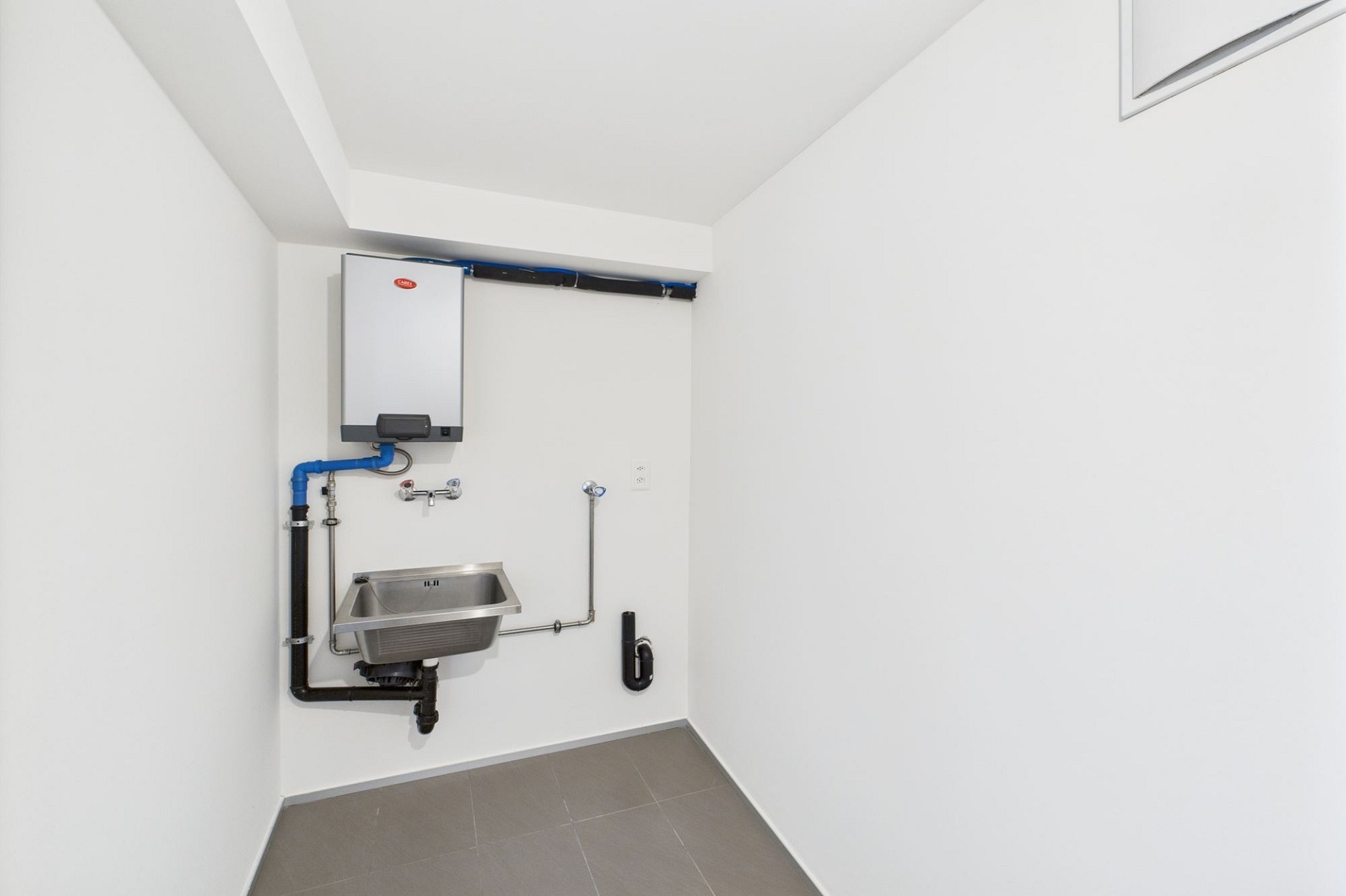 Hauswirtschaftsraum mit Waschbecken und Technikinstallation