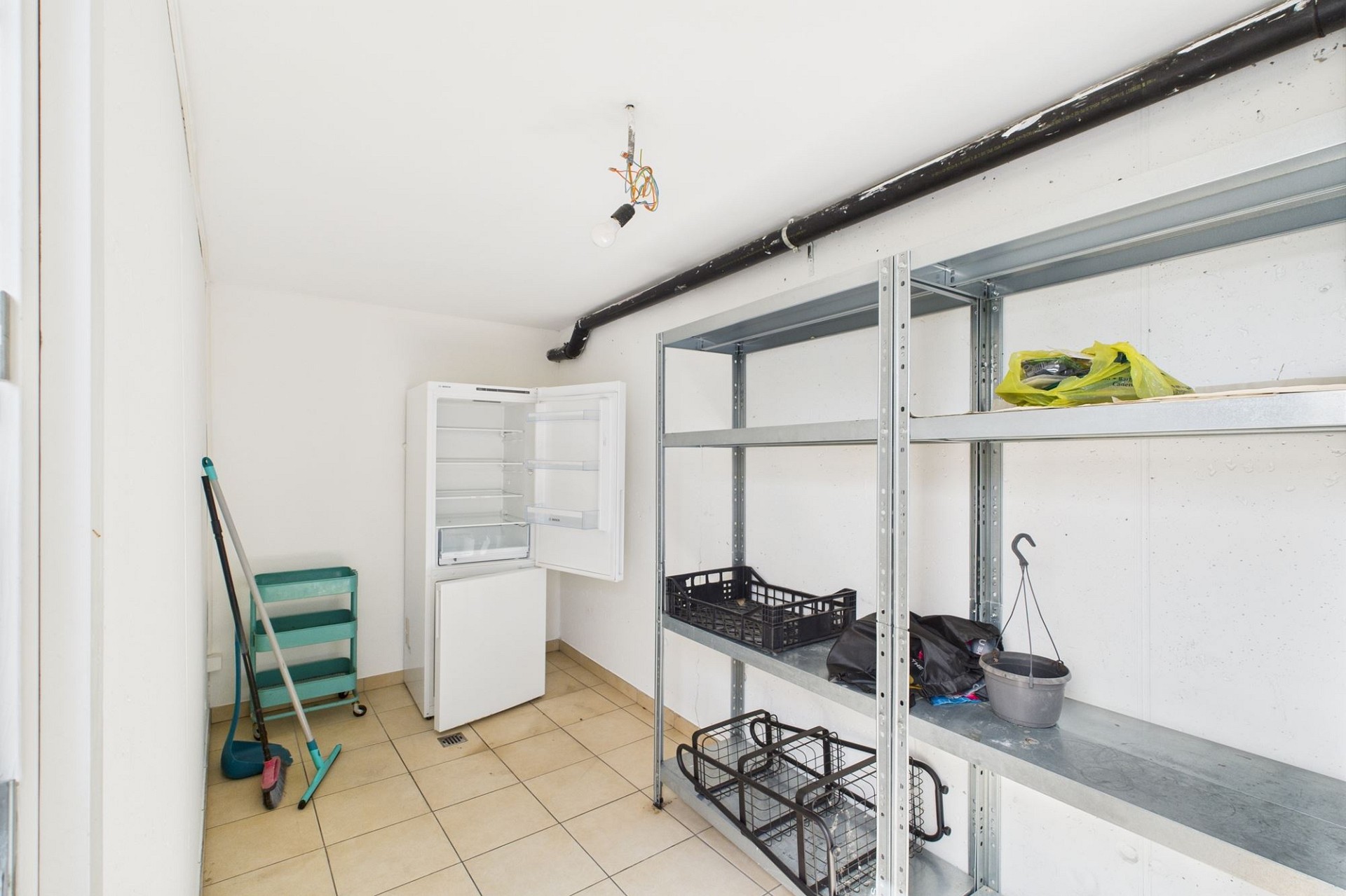 Abstellraum mit Kühlschrank und Regalen