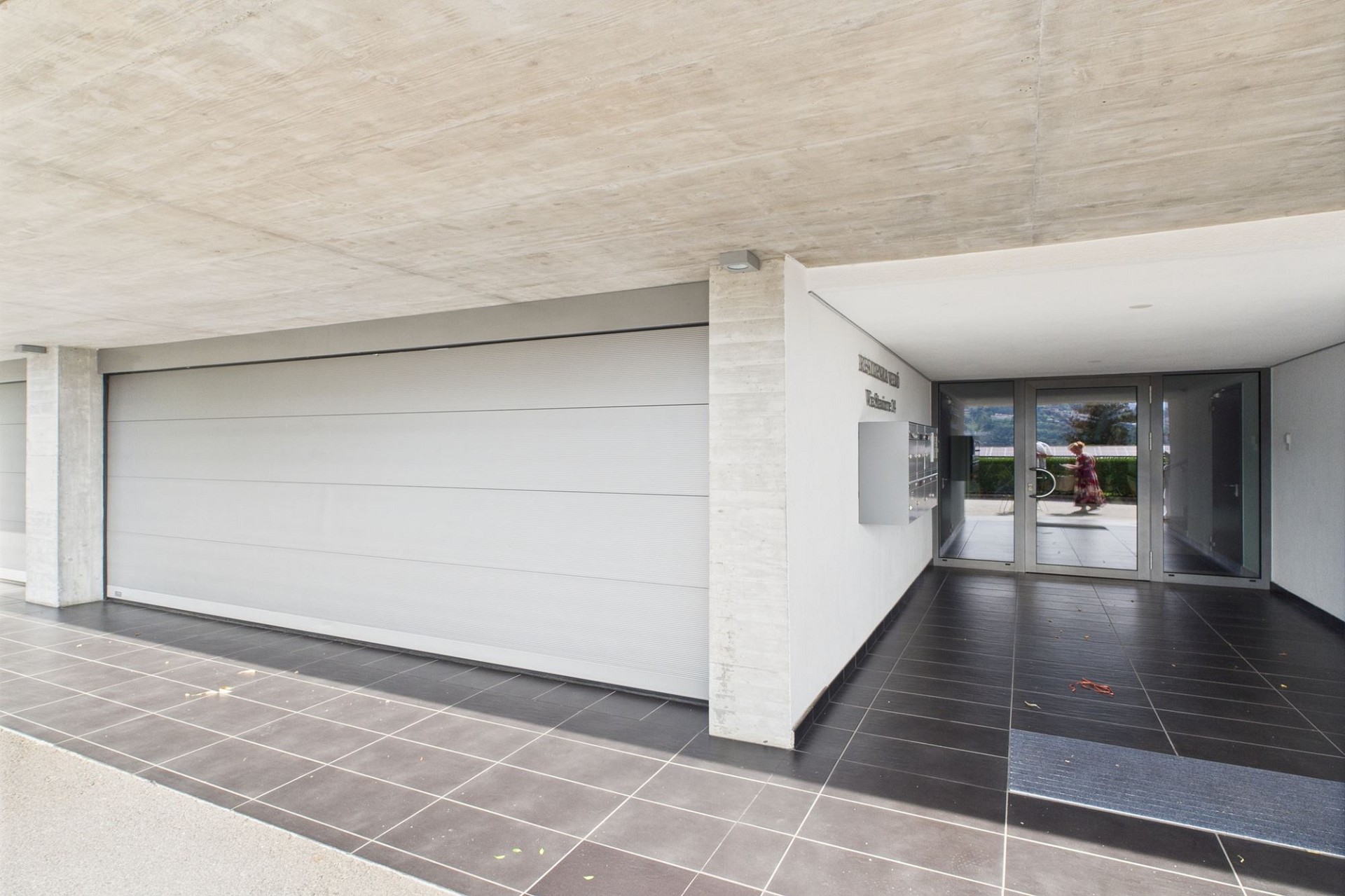 Moderner überdachter Hauseingang mit Garage