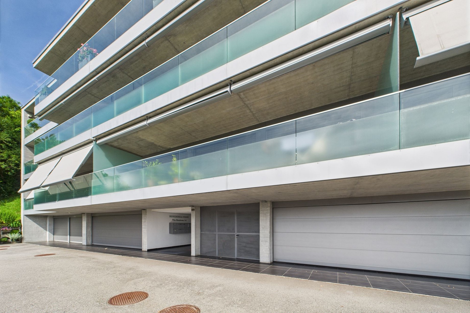 Moderne Wohnanlage mit Glasbalkonen
