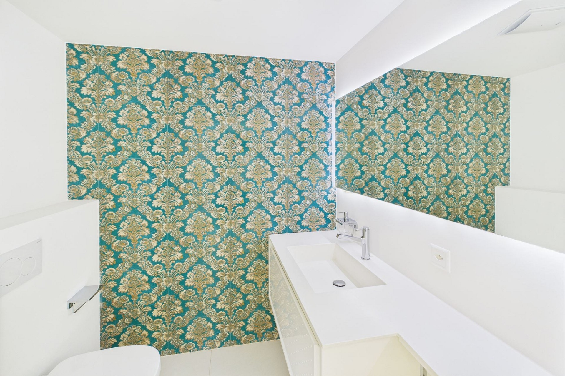 Gäste-WC mit ornamental gemusterten Wänden