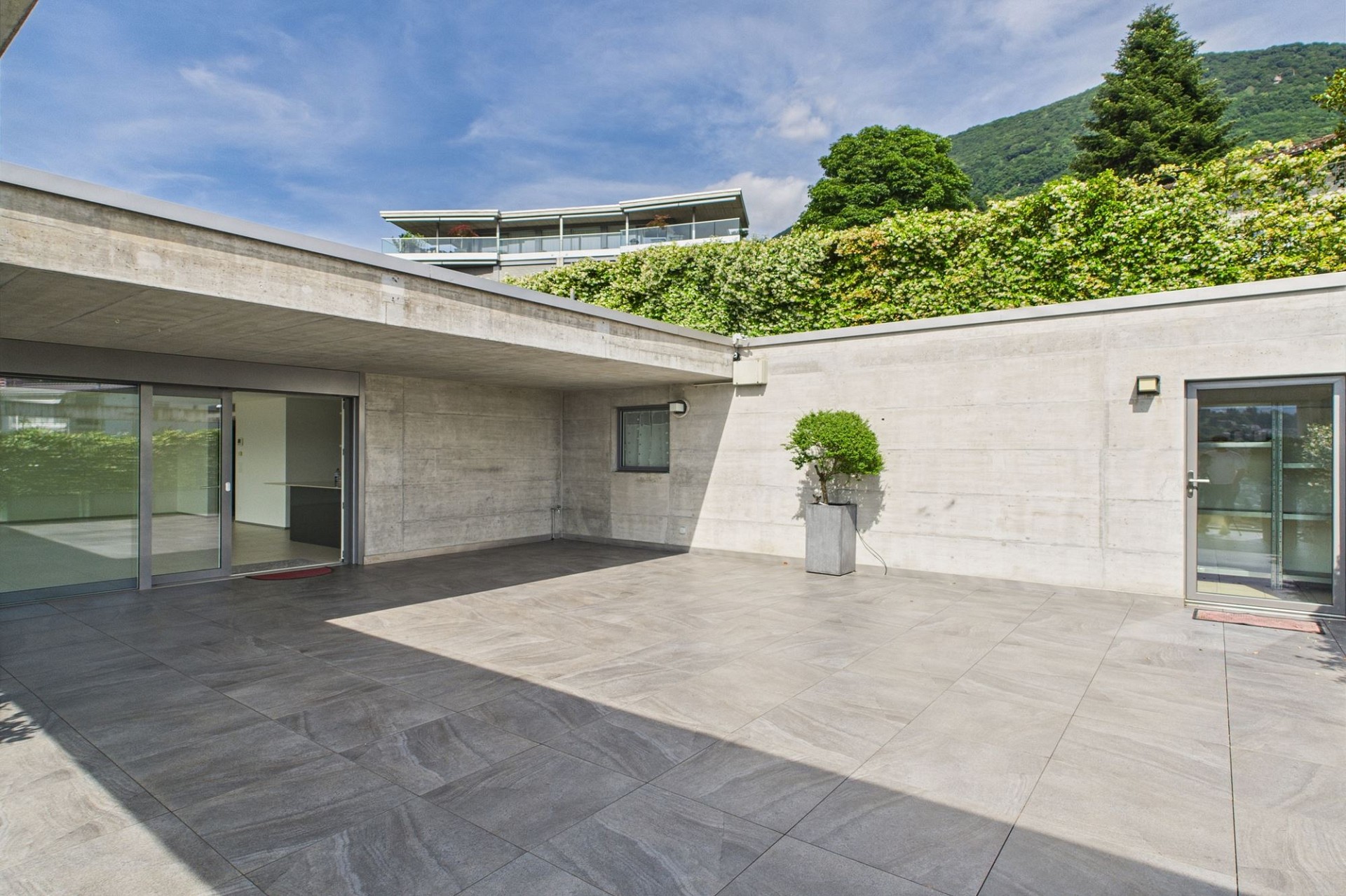 Moderner Innenhof mit Betonflächen