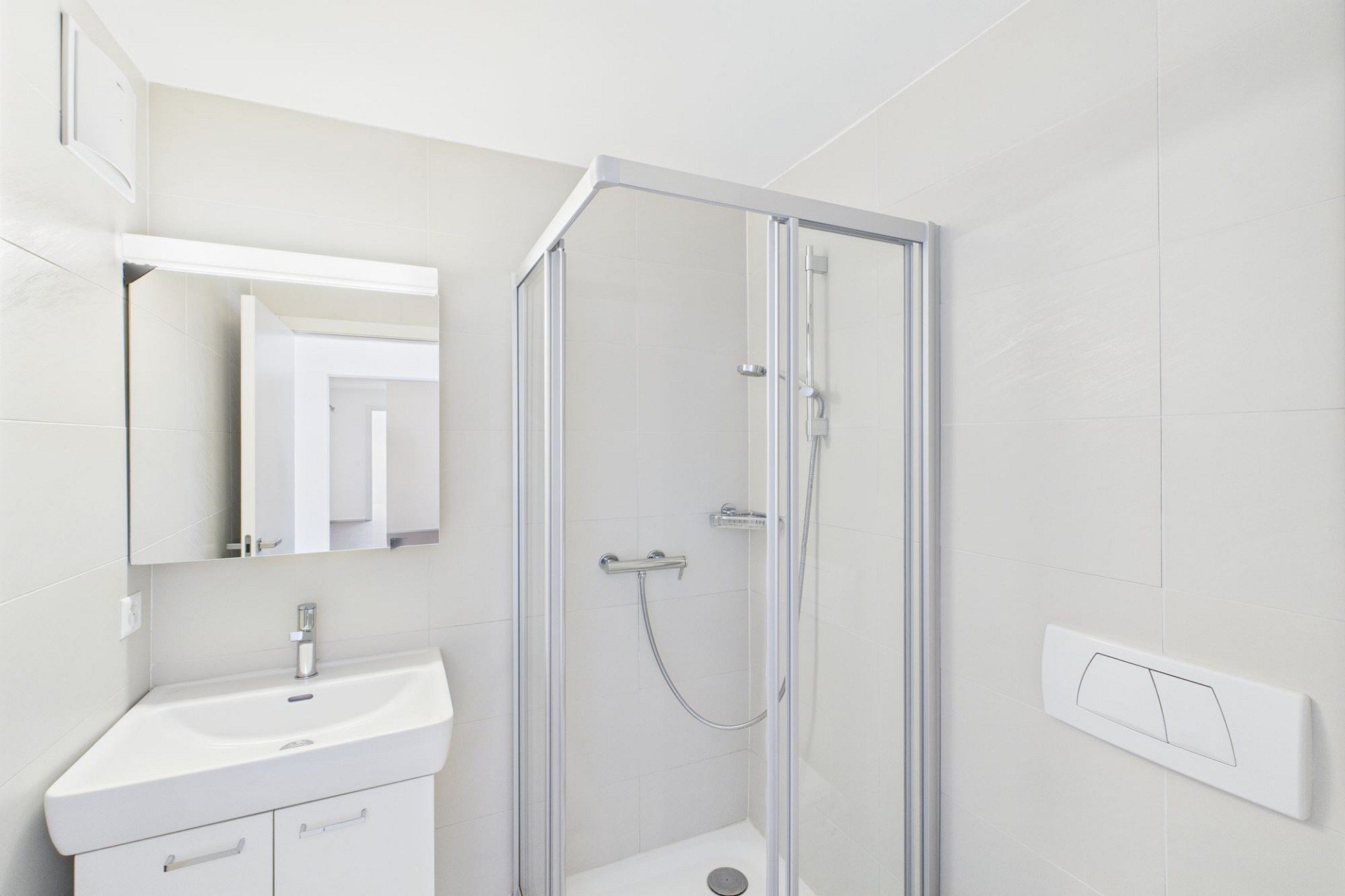 Modernes kleines Badezimmer mit Dusche und Waschtisch