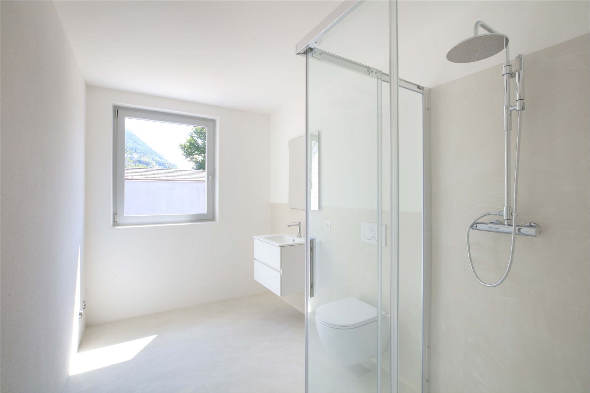 Helles modernes Badezimmer mit Dusche