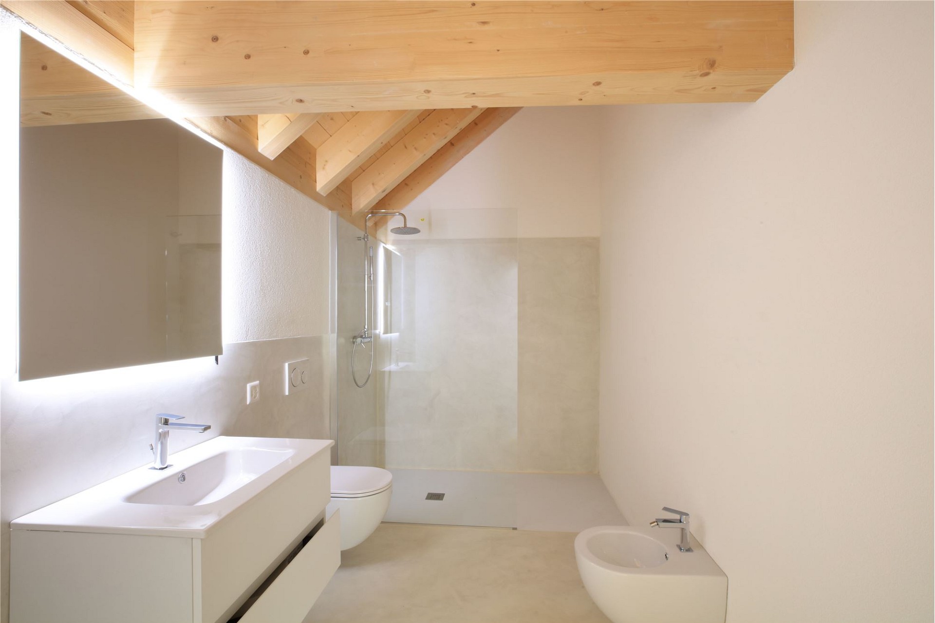 Helles Badezimmer mit Holzdecke