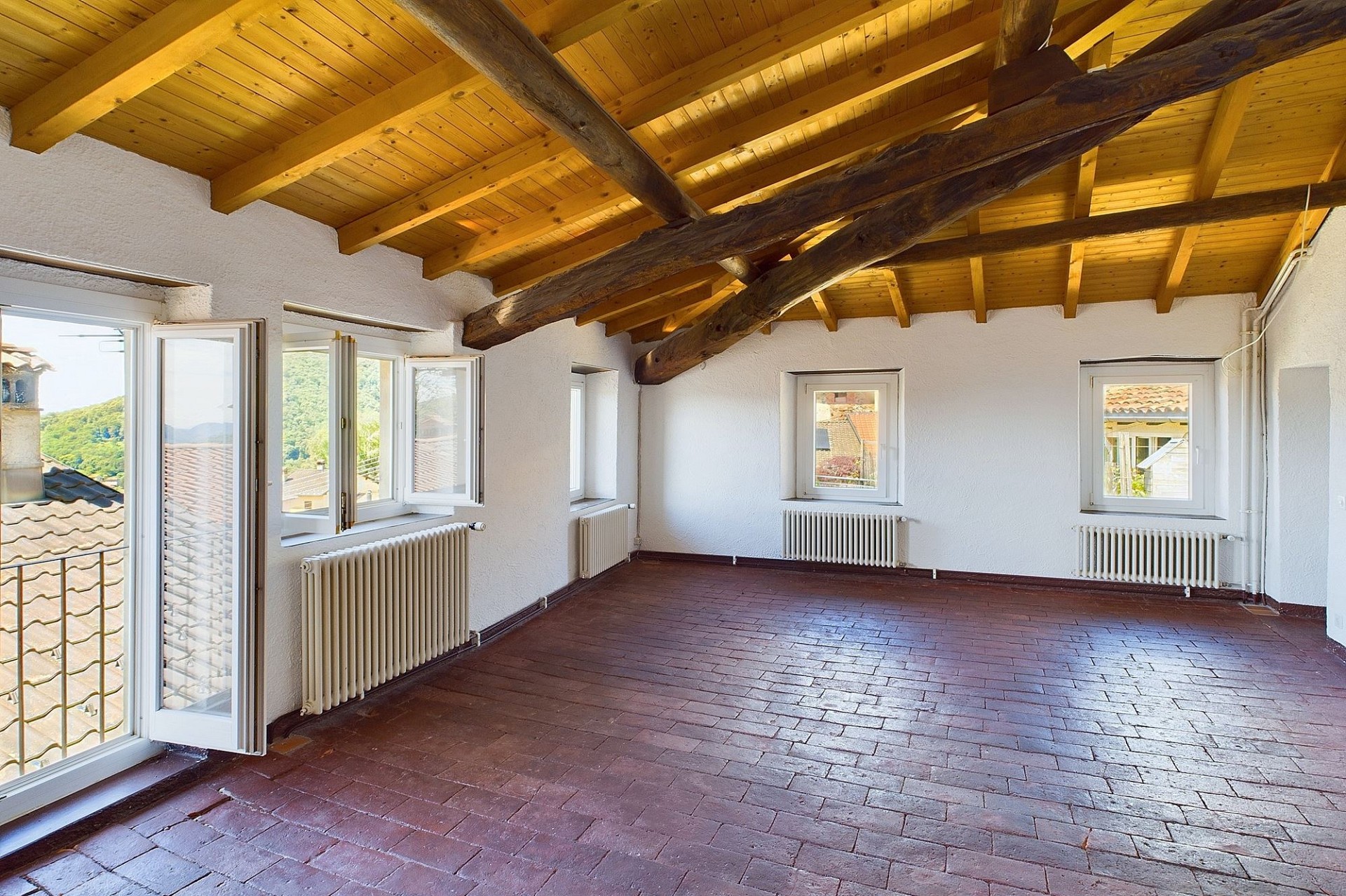Ausbaugeschoss mit sichtbaren Holzbalken