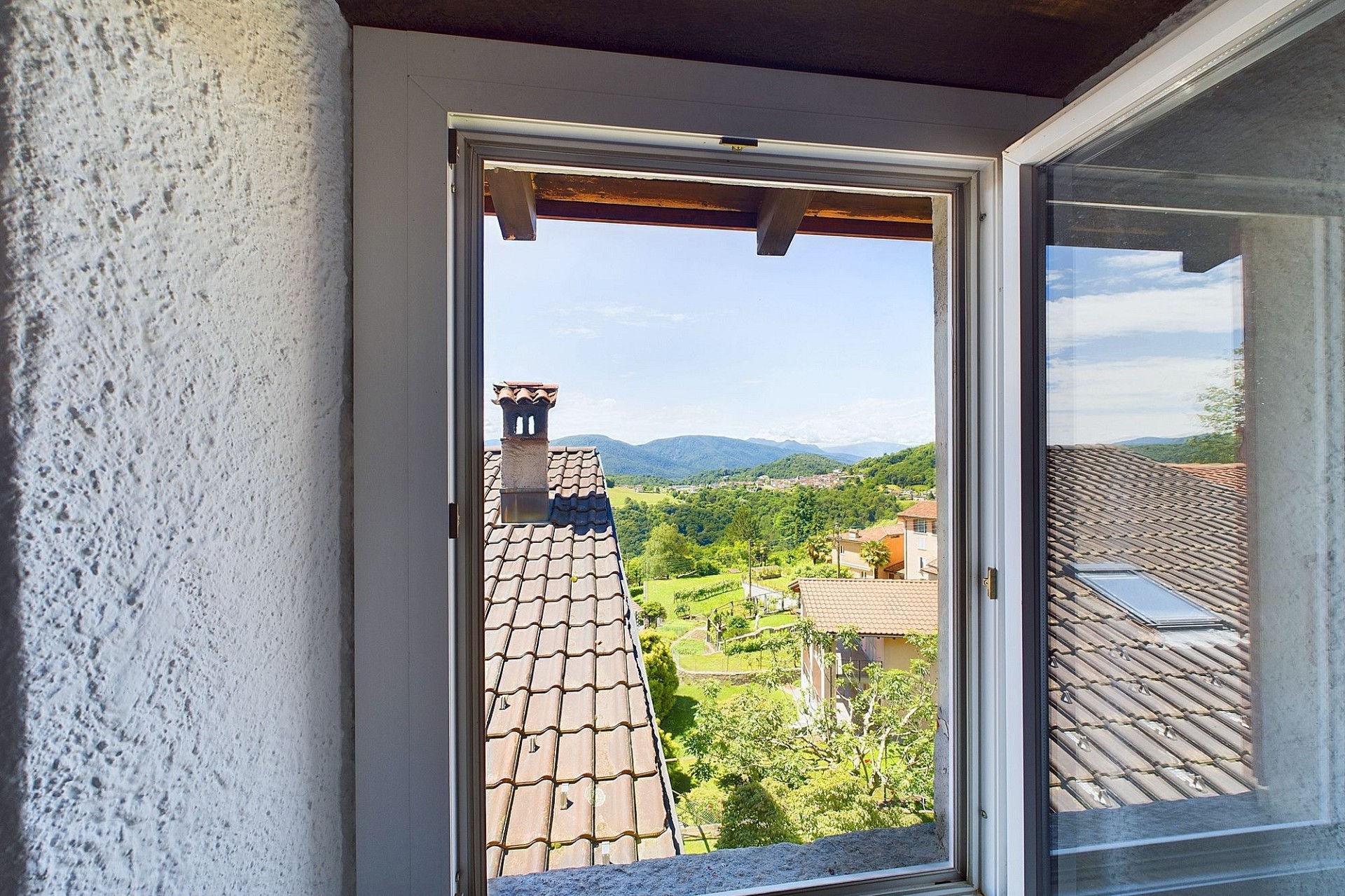 Fenster mit Berg- und Talblick