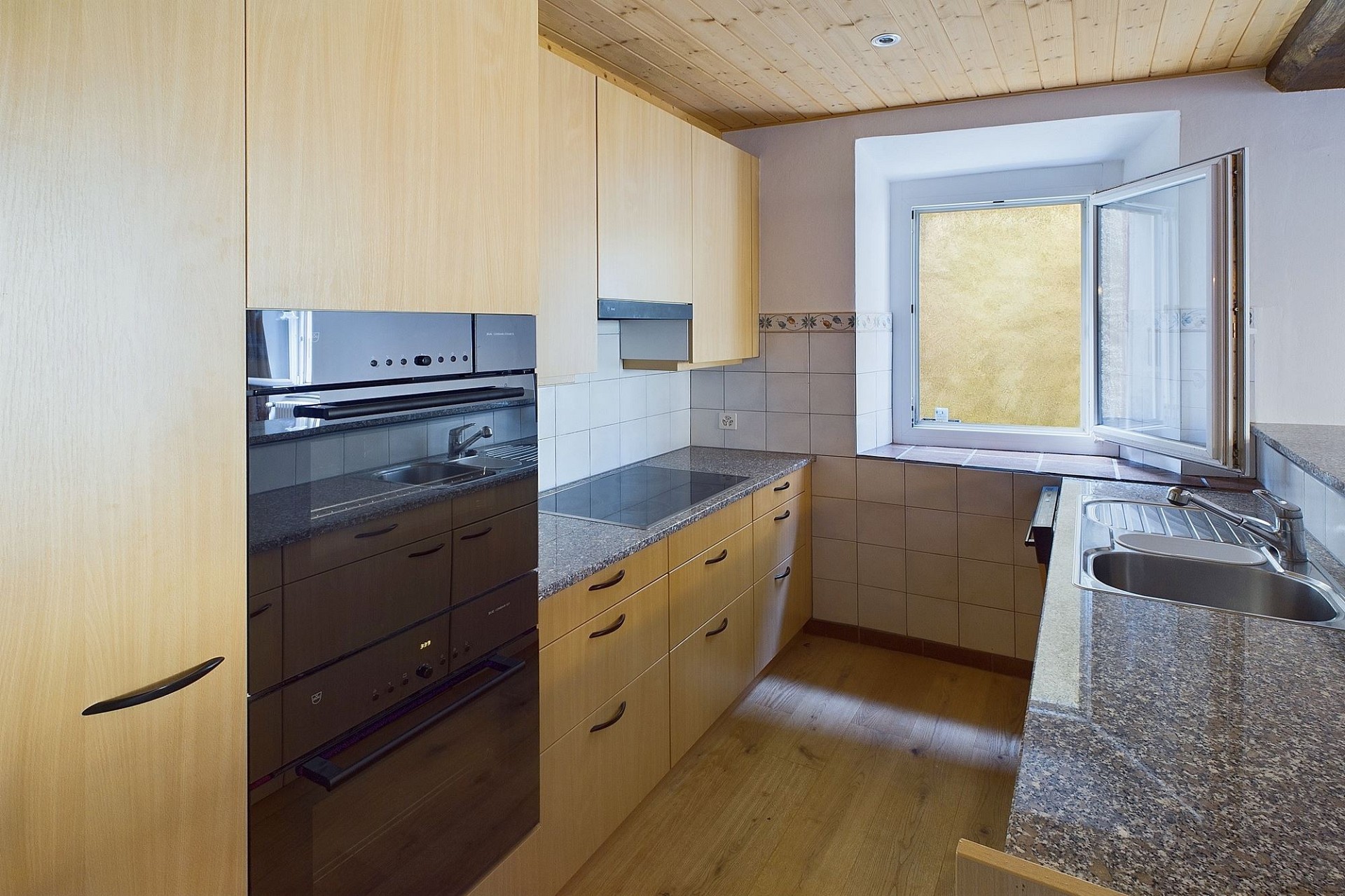 Kleine Einbauküche mit Holzfronten