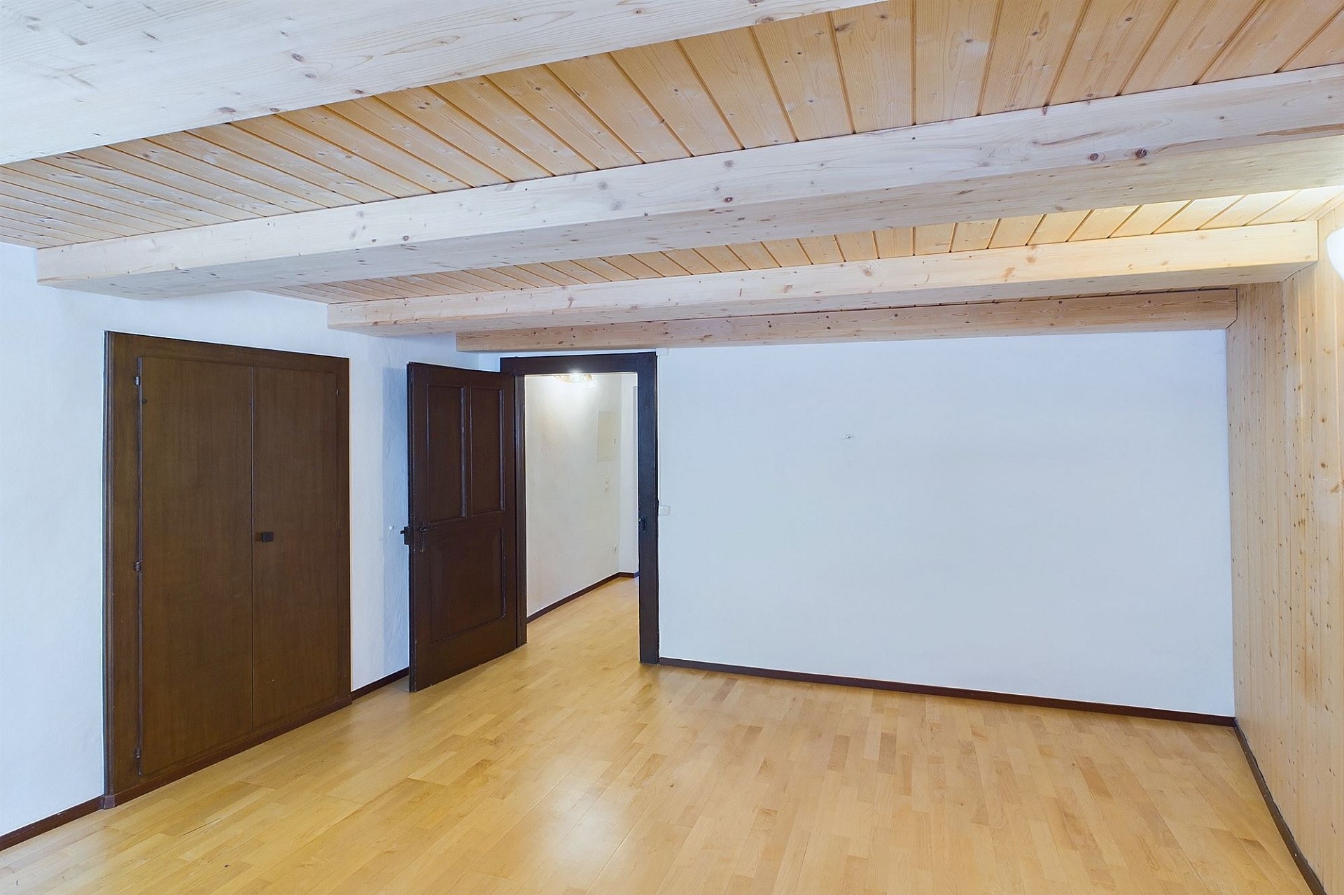 Leerer Dachgeschossraum mit Holzbalkendecke