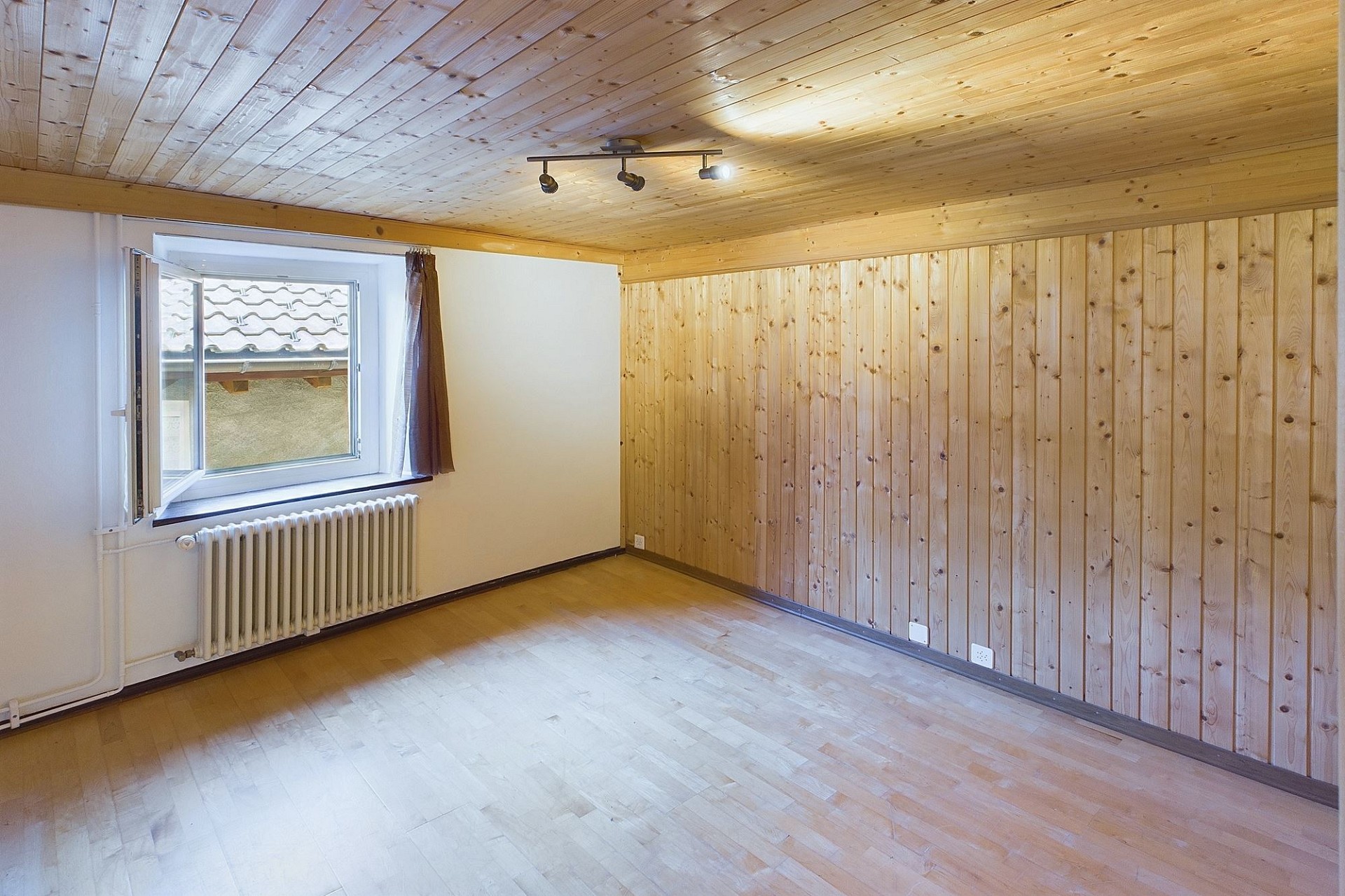 Heller leerer Raum mit Holzverkleidung
