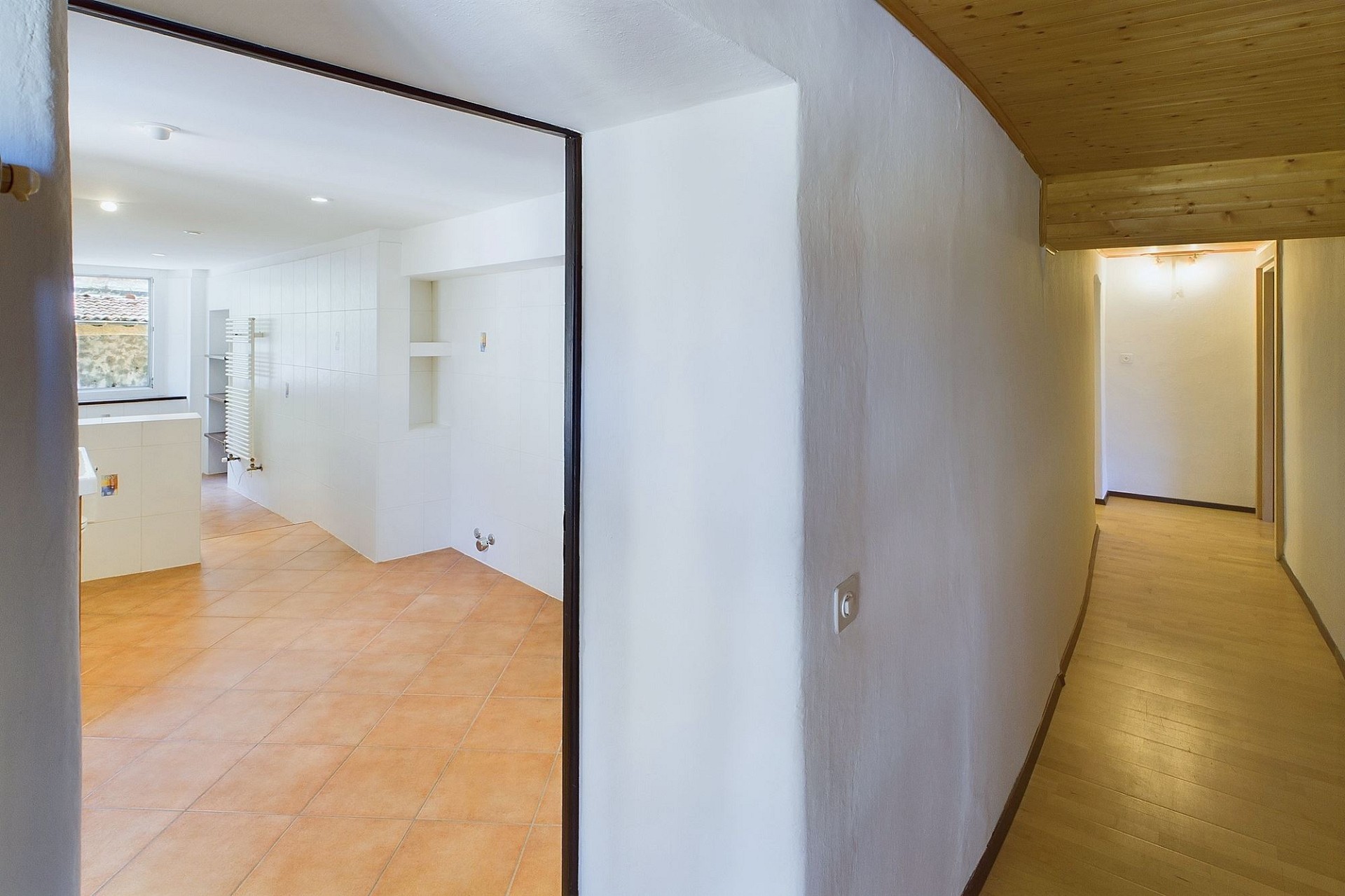 Flur mit Blick in ein Badezimmer