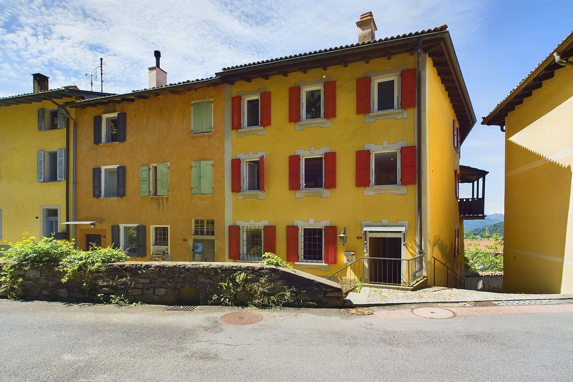 Farbige Wohnhausfassade mit Fensterläden