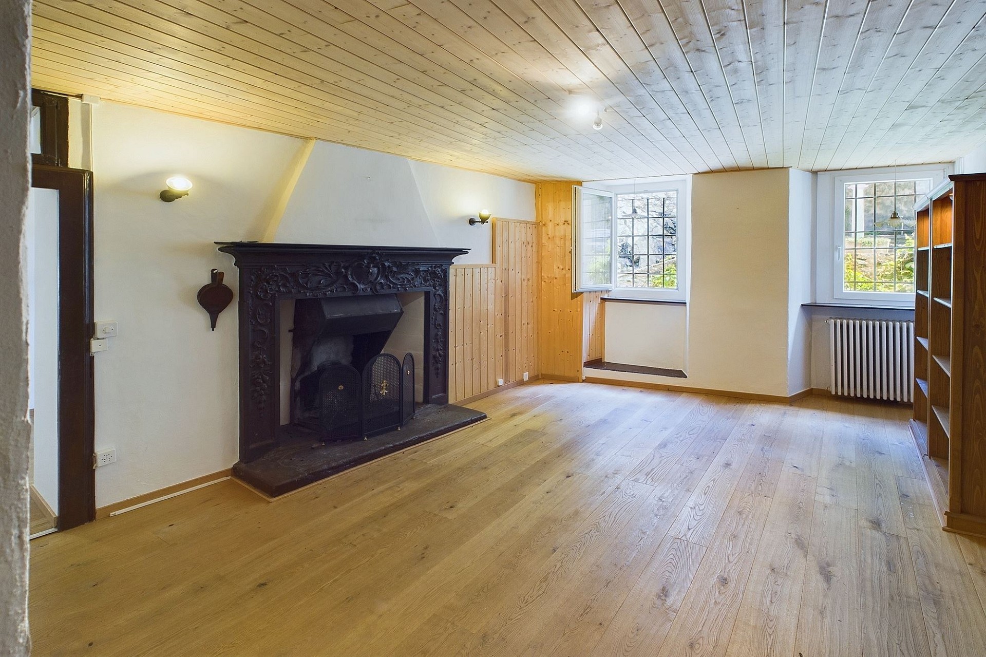 Wohnzimmer mit Kamin und Holzausstattung