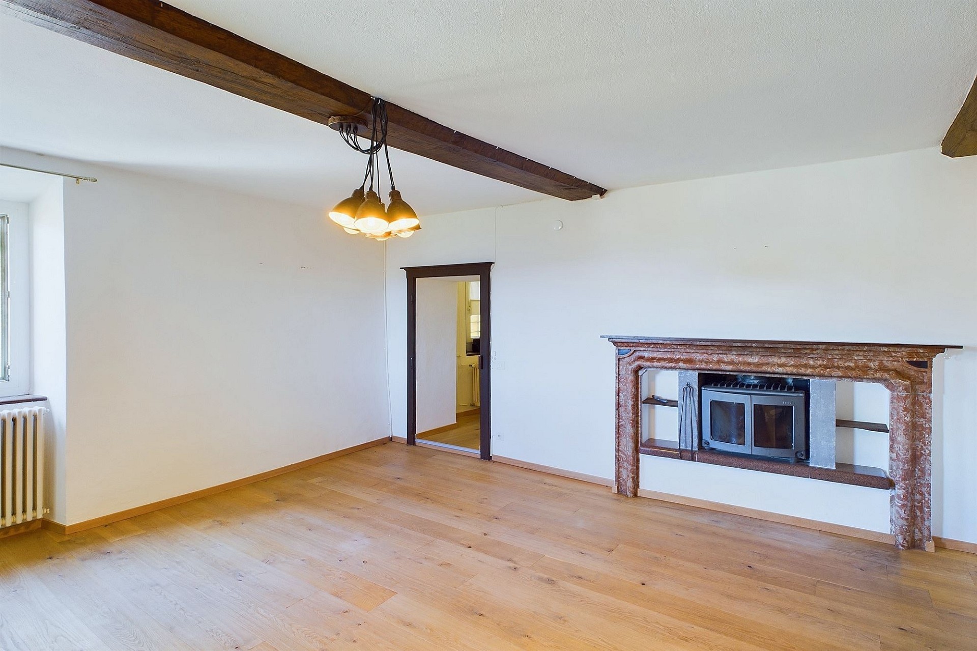 Wohnraum mit Kamin und Holzbalken