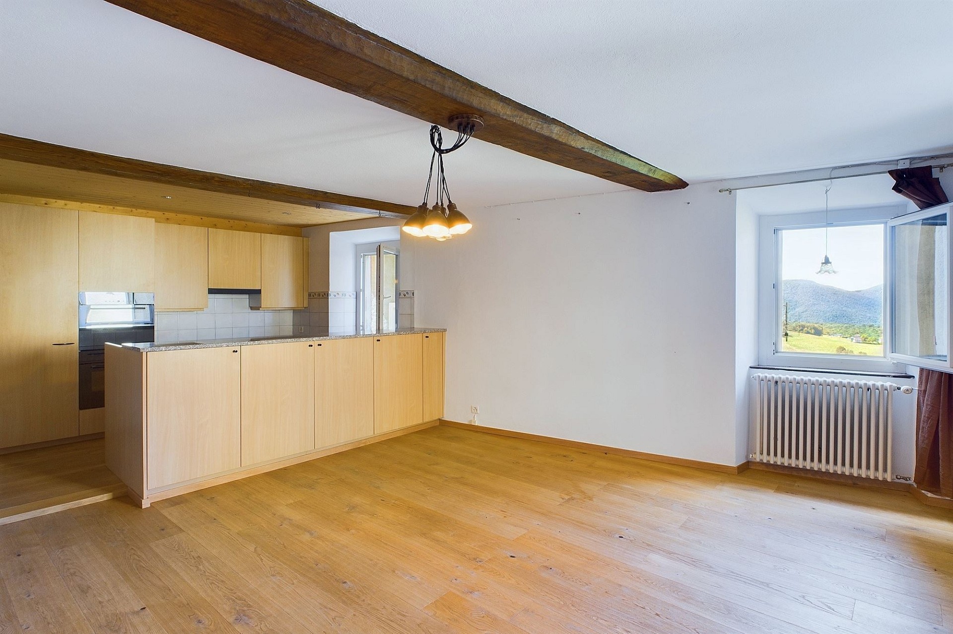Offener Wohnraum mit Küche und Bergblick