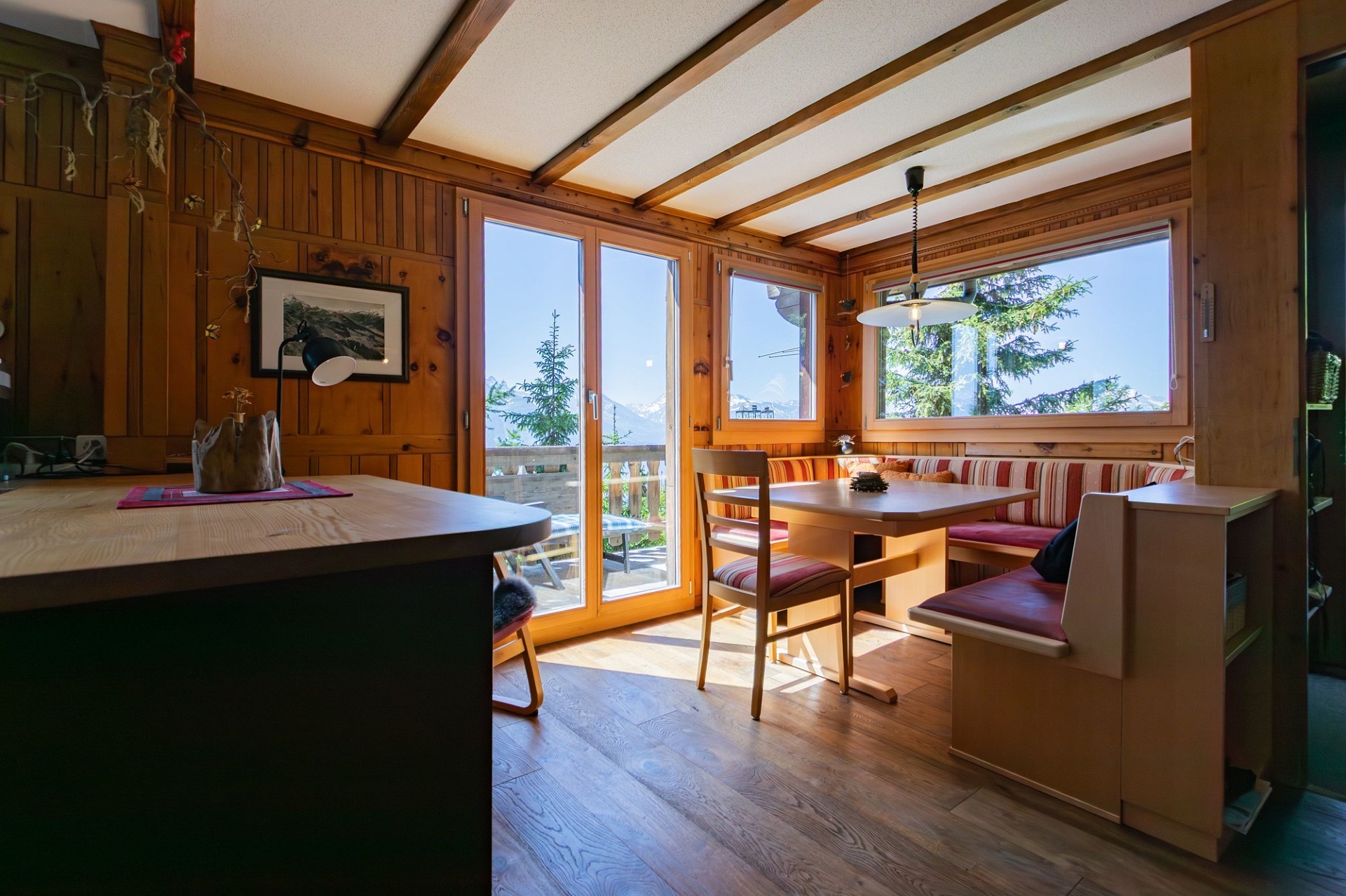 Gemütlicher Essbereich im Holzchalet