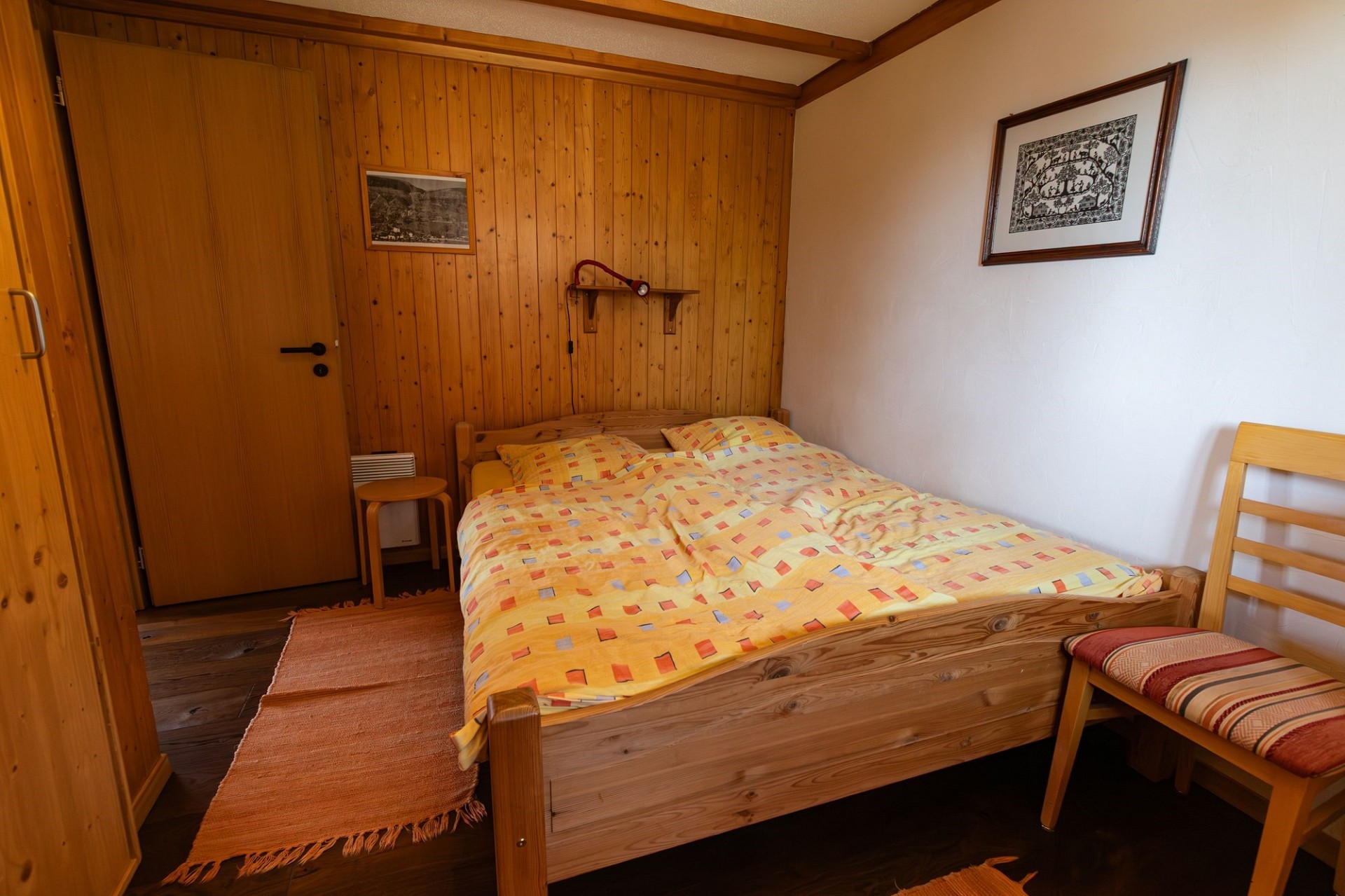 Gemütliches Schlafzimmer im Holzstil