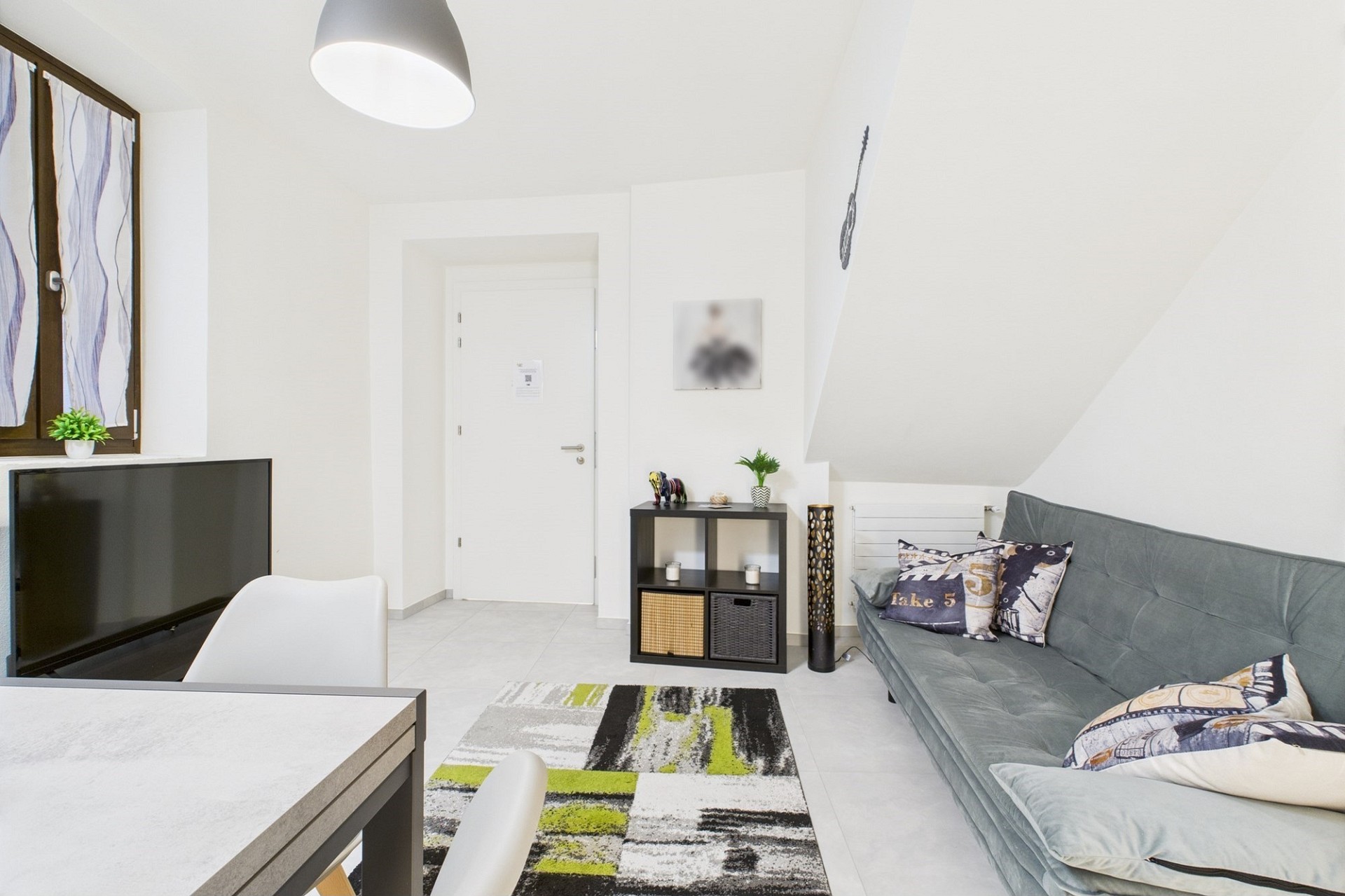 Helles, modernes Wohn-/Esszimmer mit Dachschräge