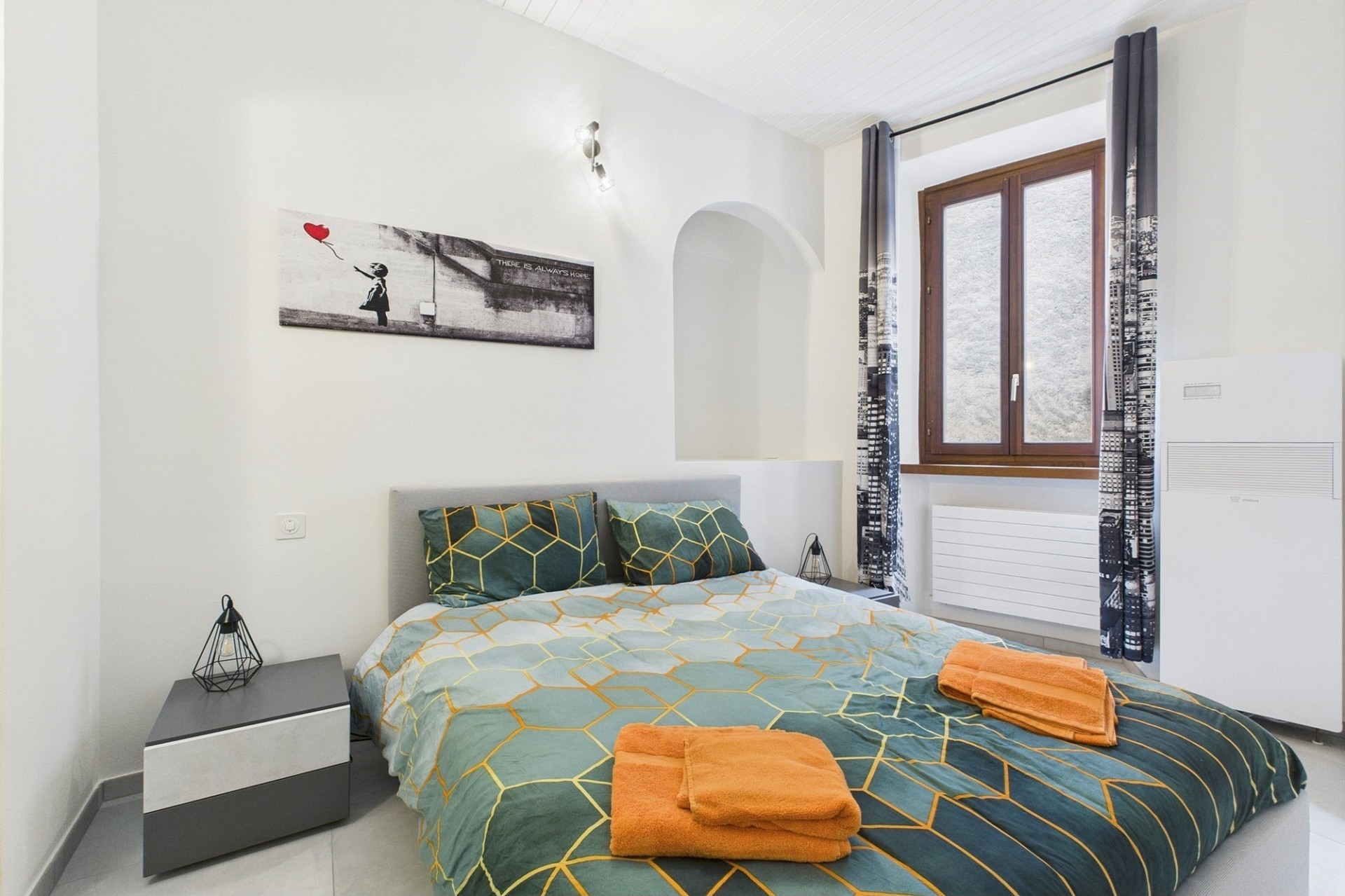 Helles Schlafzimmer mit modernem, schlichten Interieur