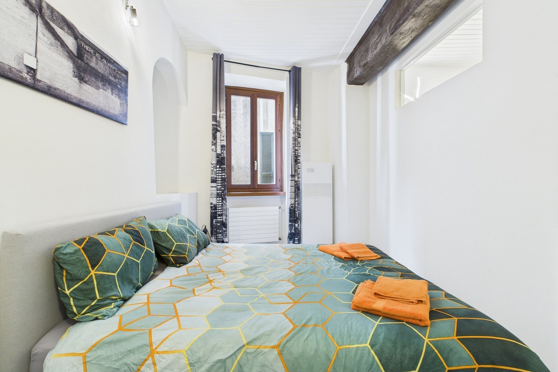 Kleines Schlafzimmer mit Bett am Fenster