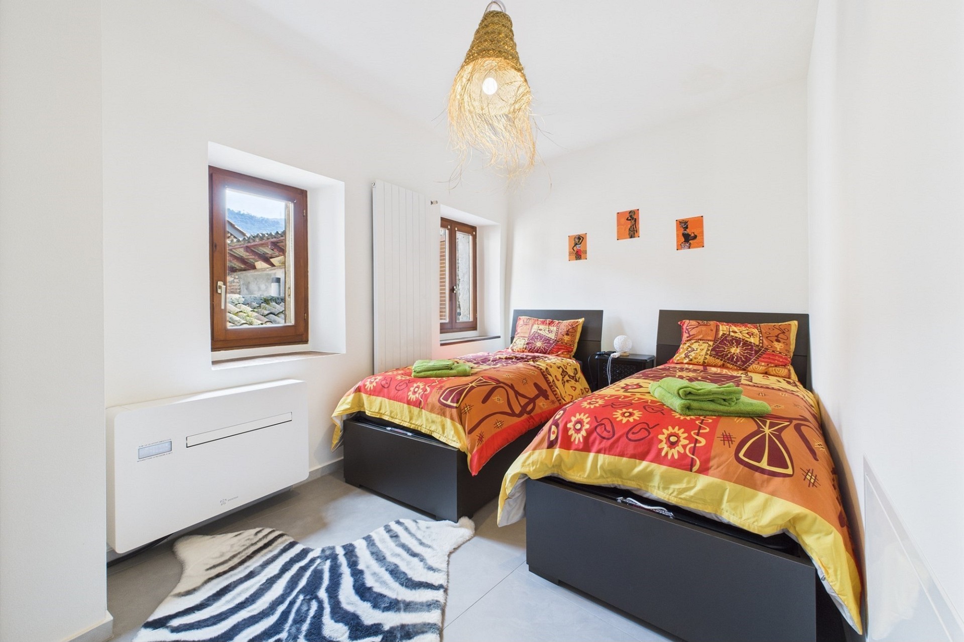 Helles Schlafzimmer mit zwei Einzelbetten