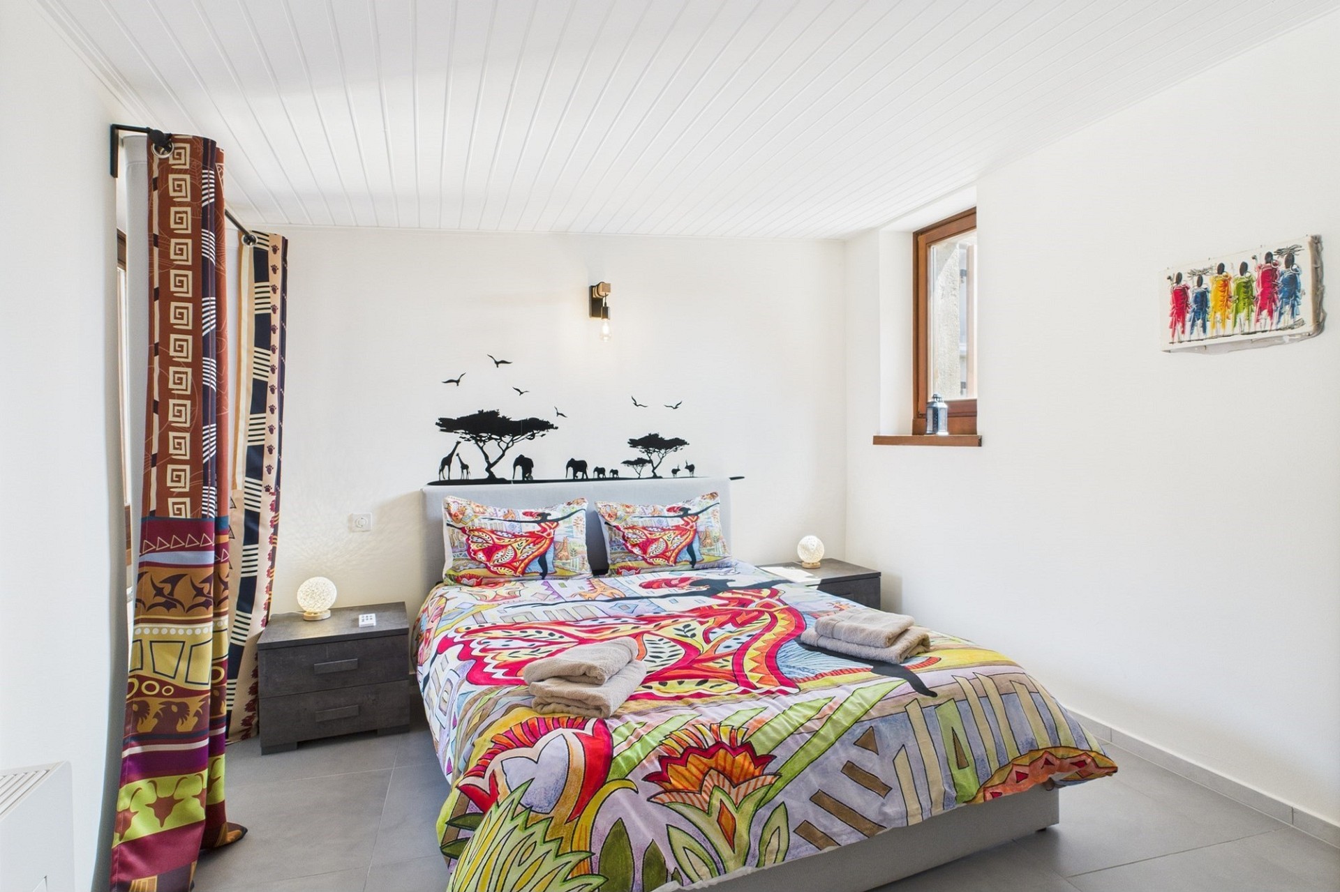 Helles Schlafzimmer mit farbenfroher Bettwäsche