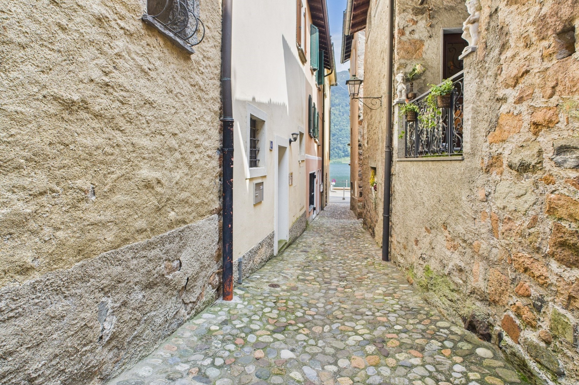 Schmale historische Gasse mit Natursteinpflaster