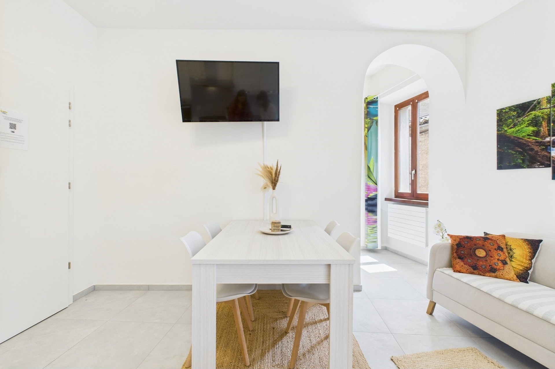 Heller Essbereich mit Sofa und TV