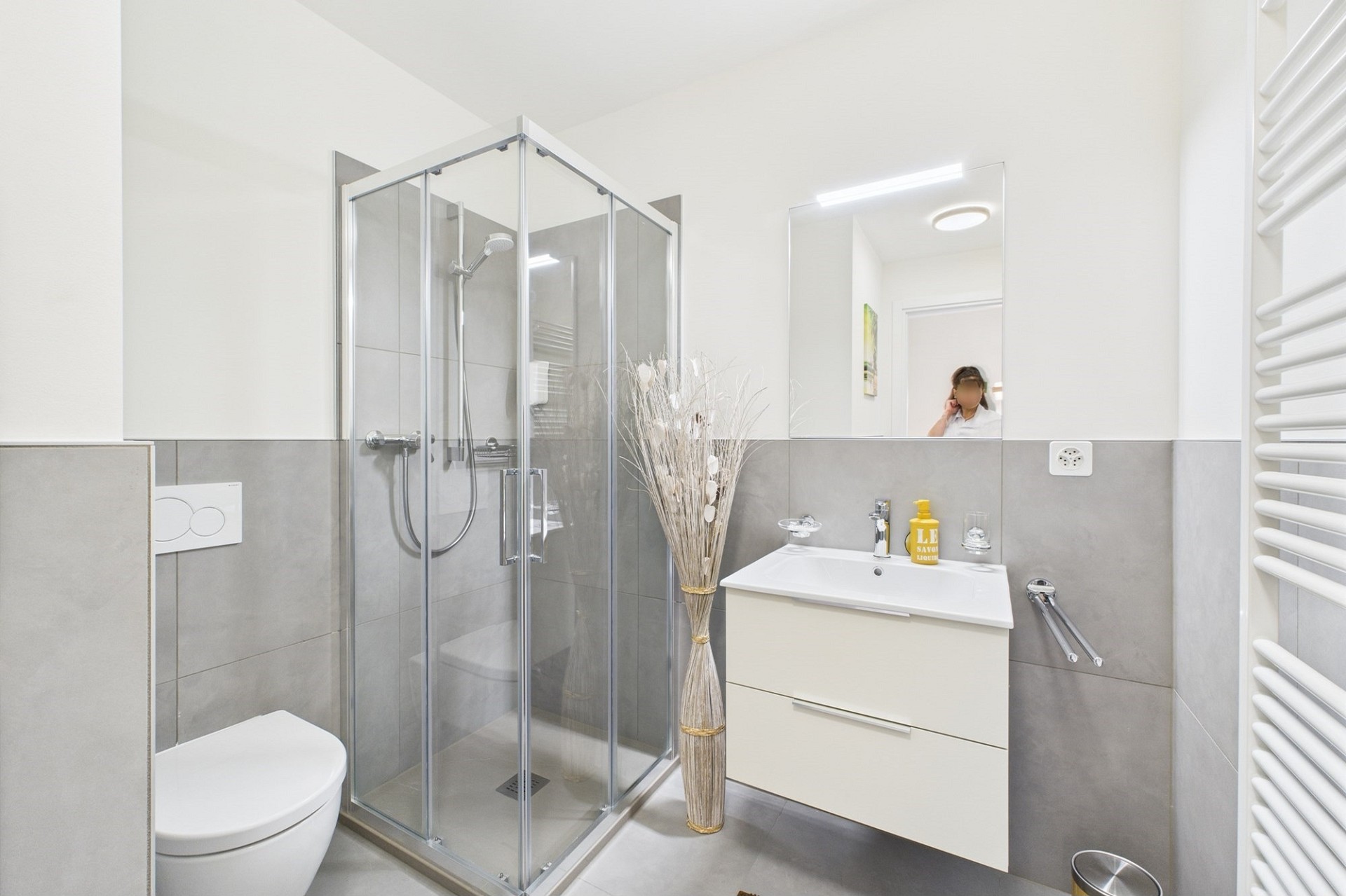 Modernes Badezimmer mit Dusche und Waschtisch