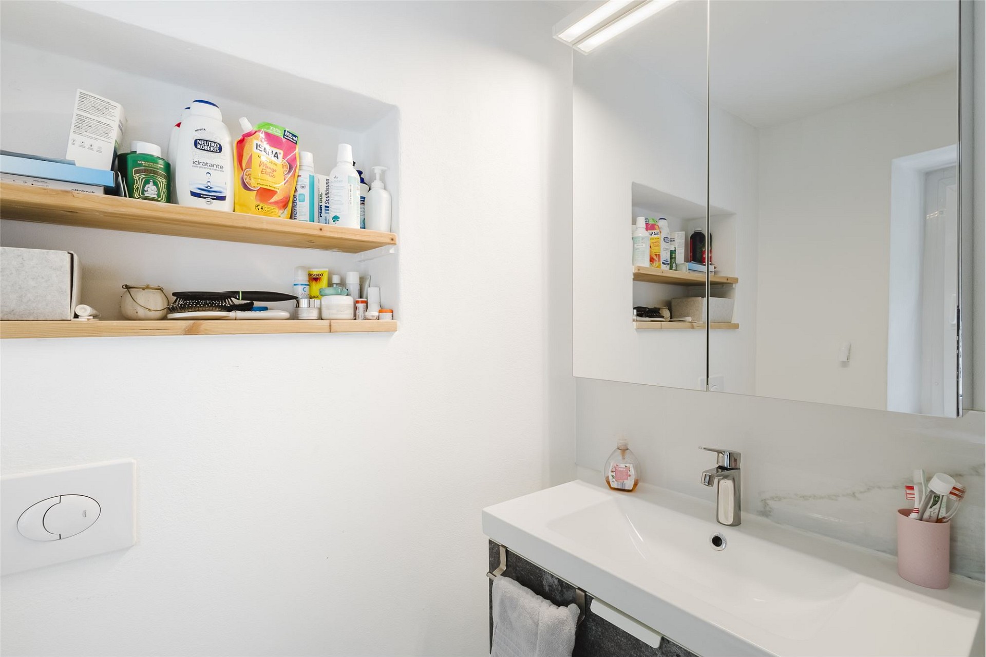 Modernes Badezimmer mit Waschtisch und Spiegelschrank