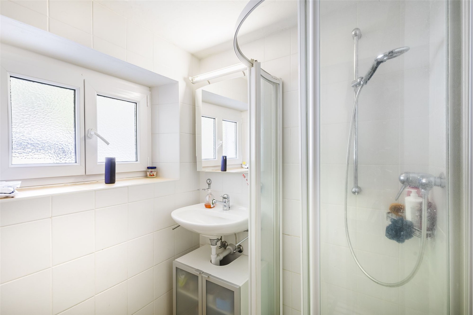 Helles, kleines Badezimmer mit Dusche und Fenster