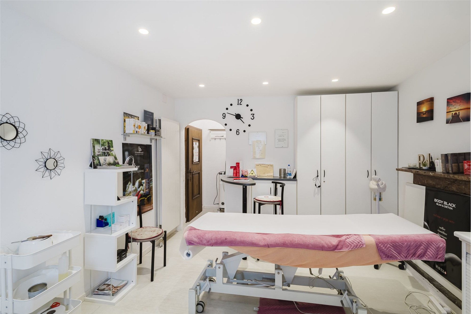 Kosmetikraum mit Behandlungsliege