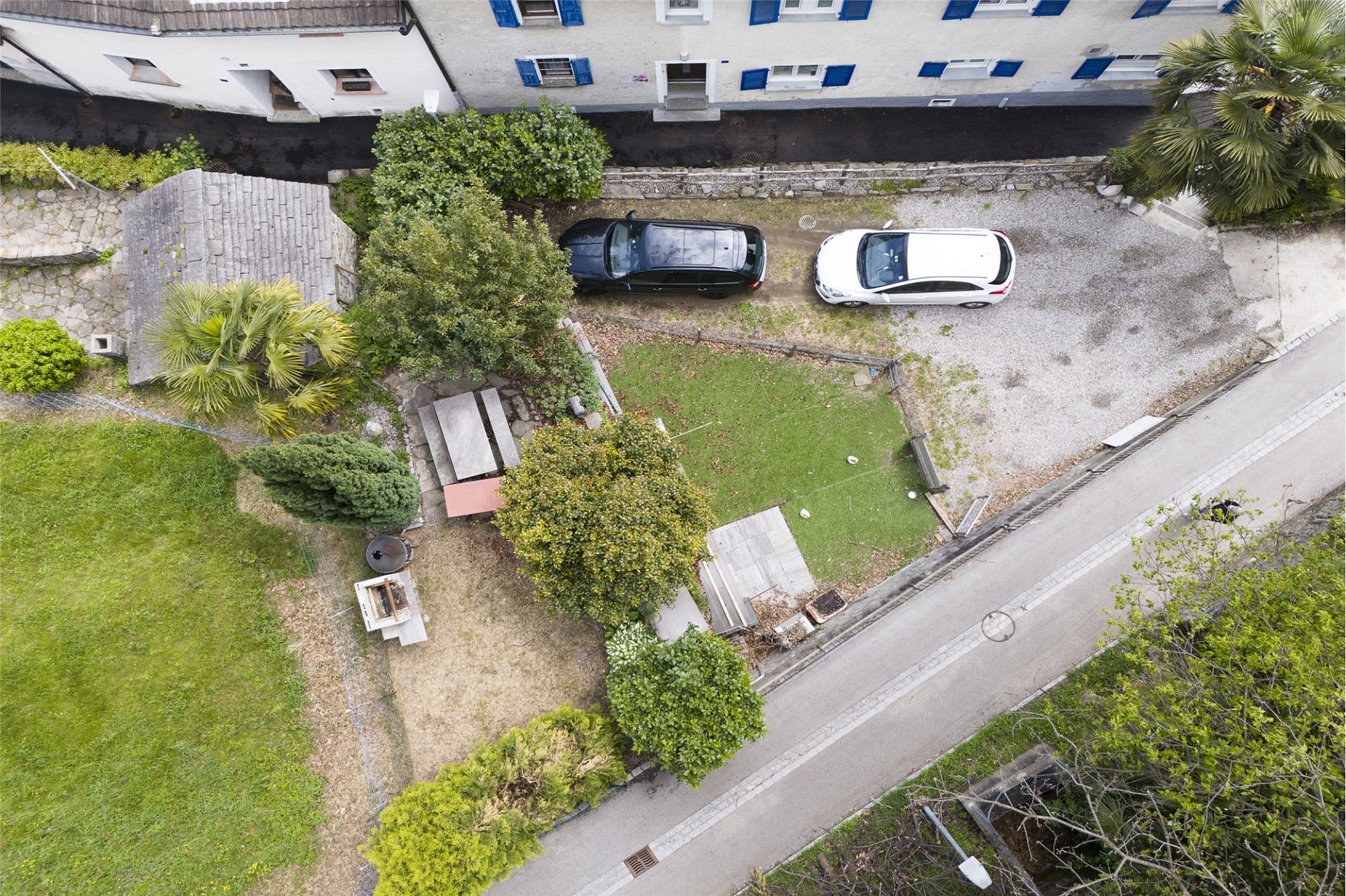 Luftaufnahme eines Grundstücks mit Zufahrt und Garten
