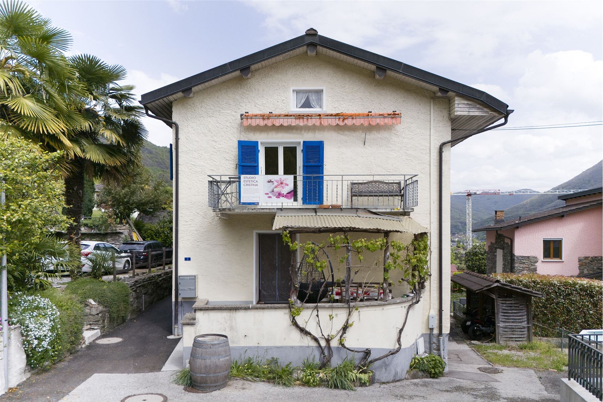 Einfamilienhaus mit Balkon und Bergblick