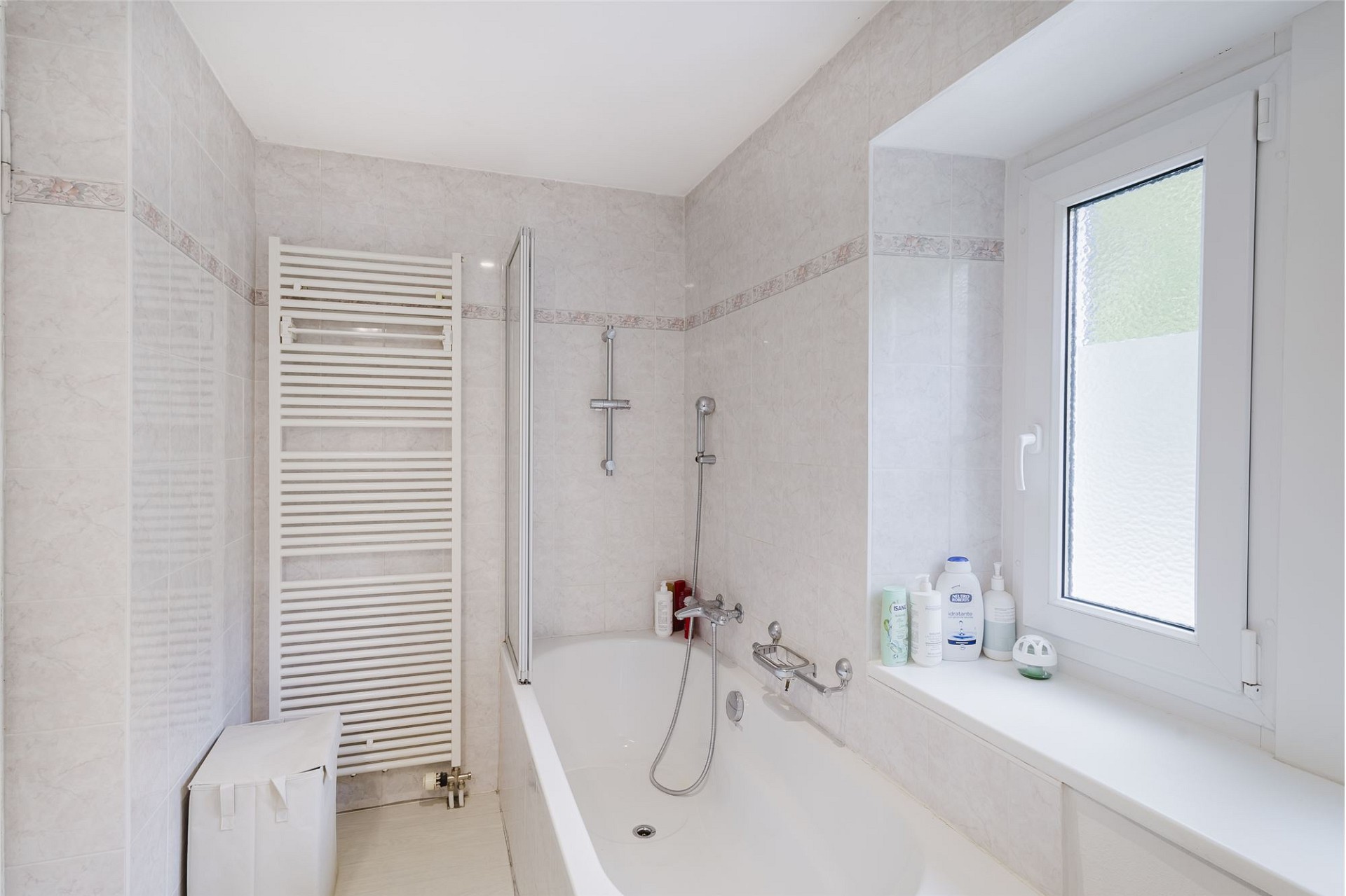 Helles Badezimmer mit Badewanne und Dachfenster