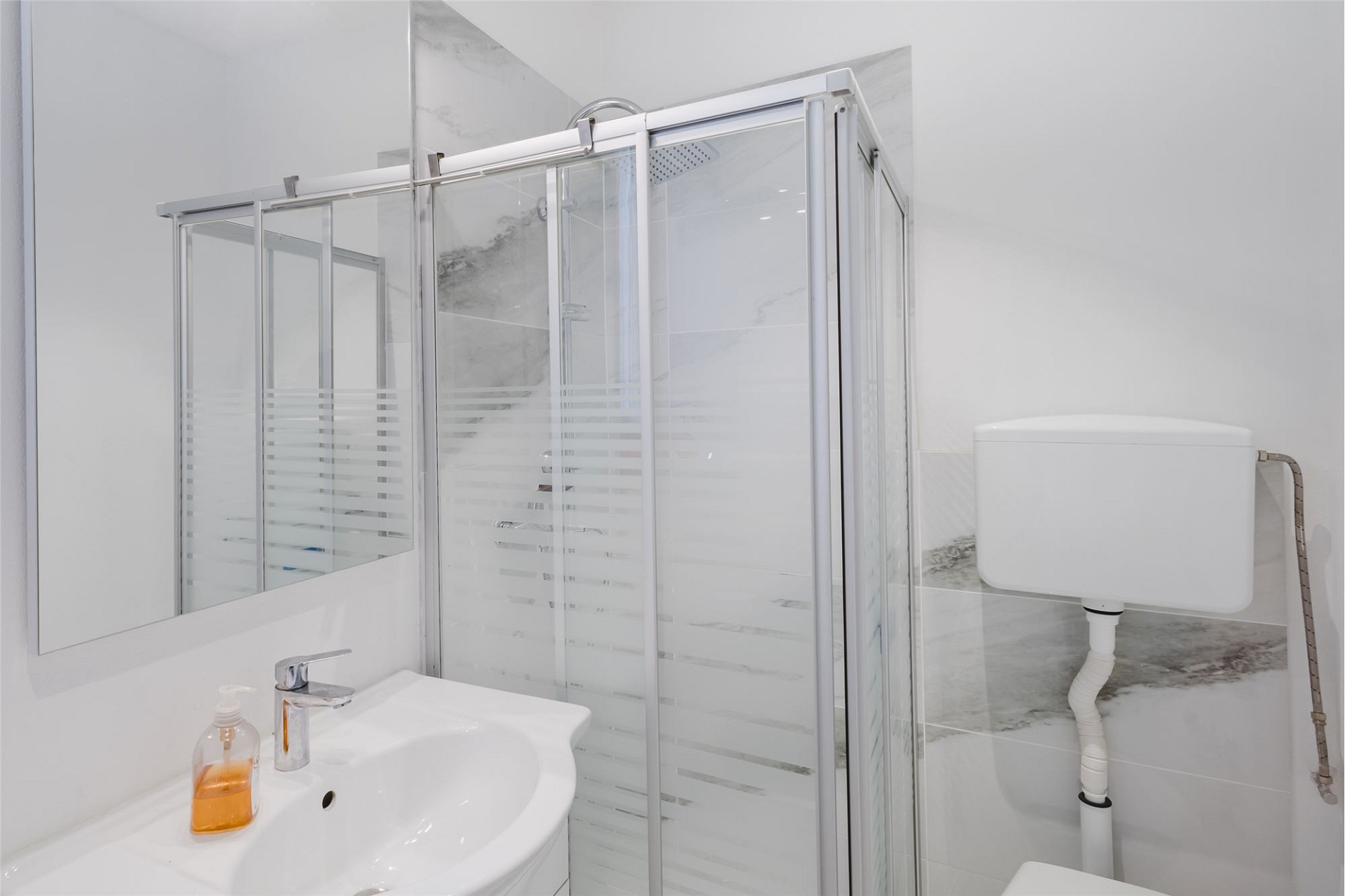 Modernes kleines Badezimmer mit Dusche und Waschbecken
