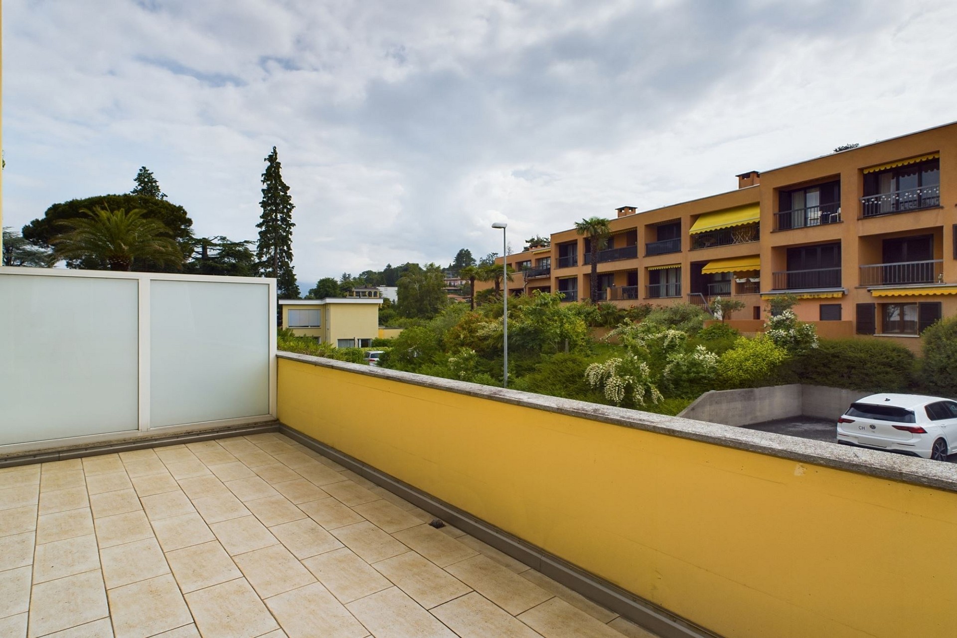 Balkon mit Blick auf Wohnanlage und Grünanlagen