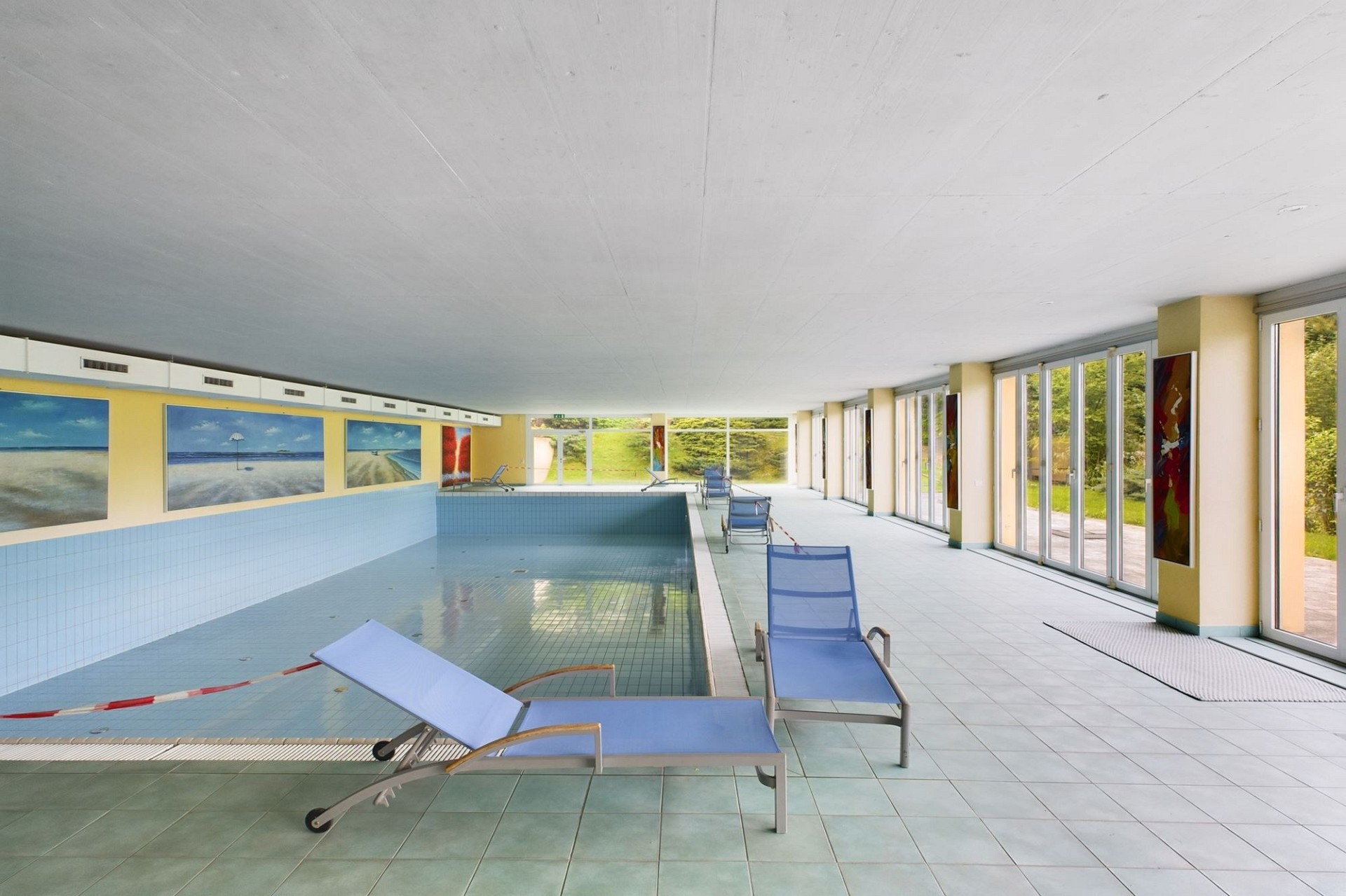 Innenpool mit Liegen