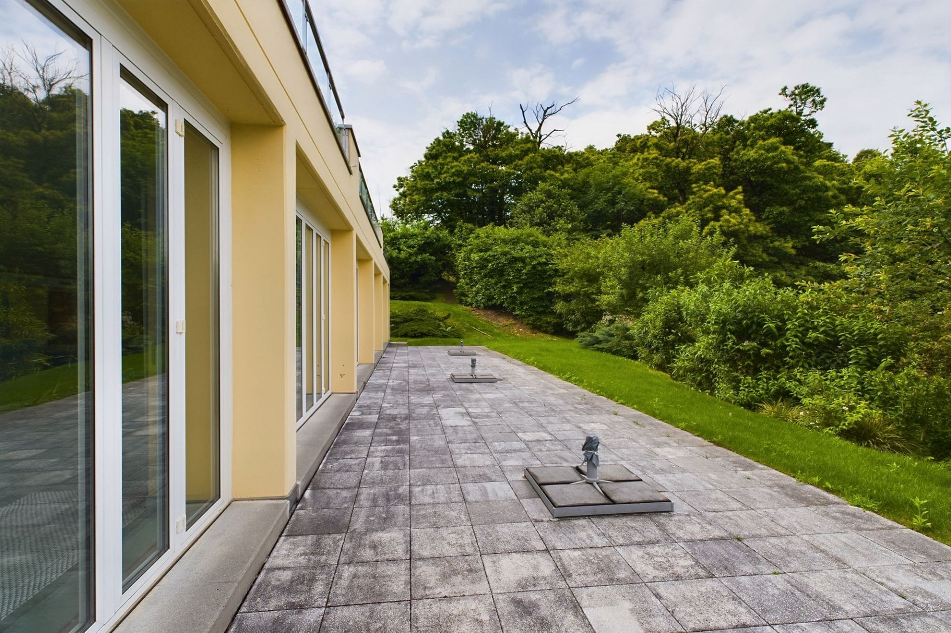 Terrasse an moderner Hausfassade