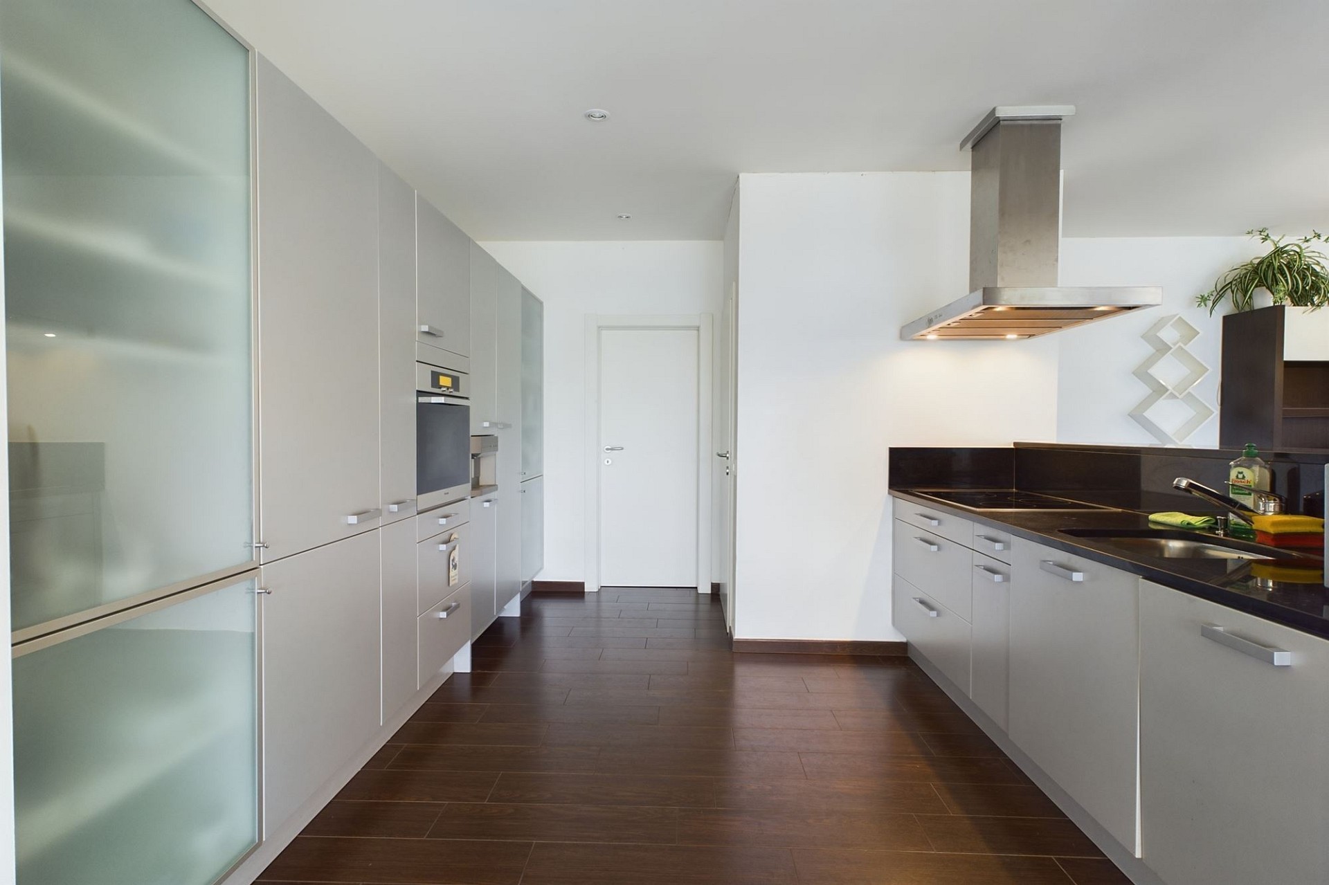 Moderne Küche mit dunklem Holzboden