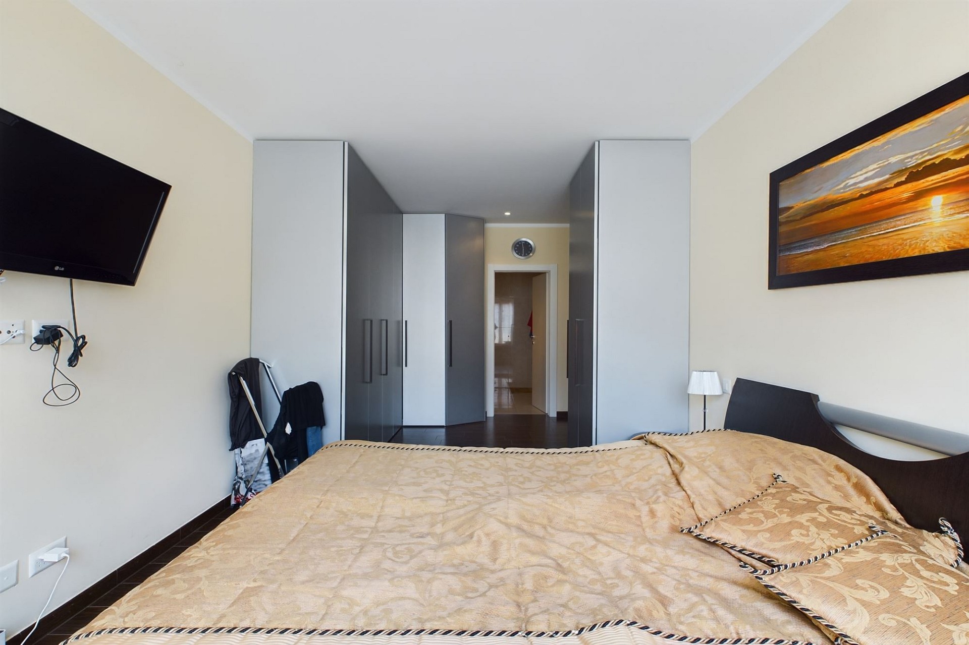 Schlafzimmer mit Kleiderschränken