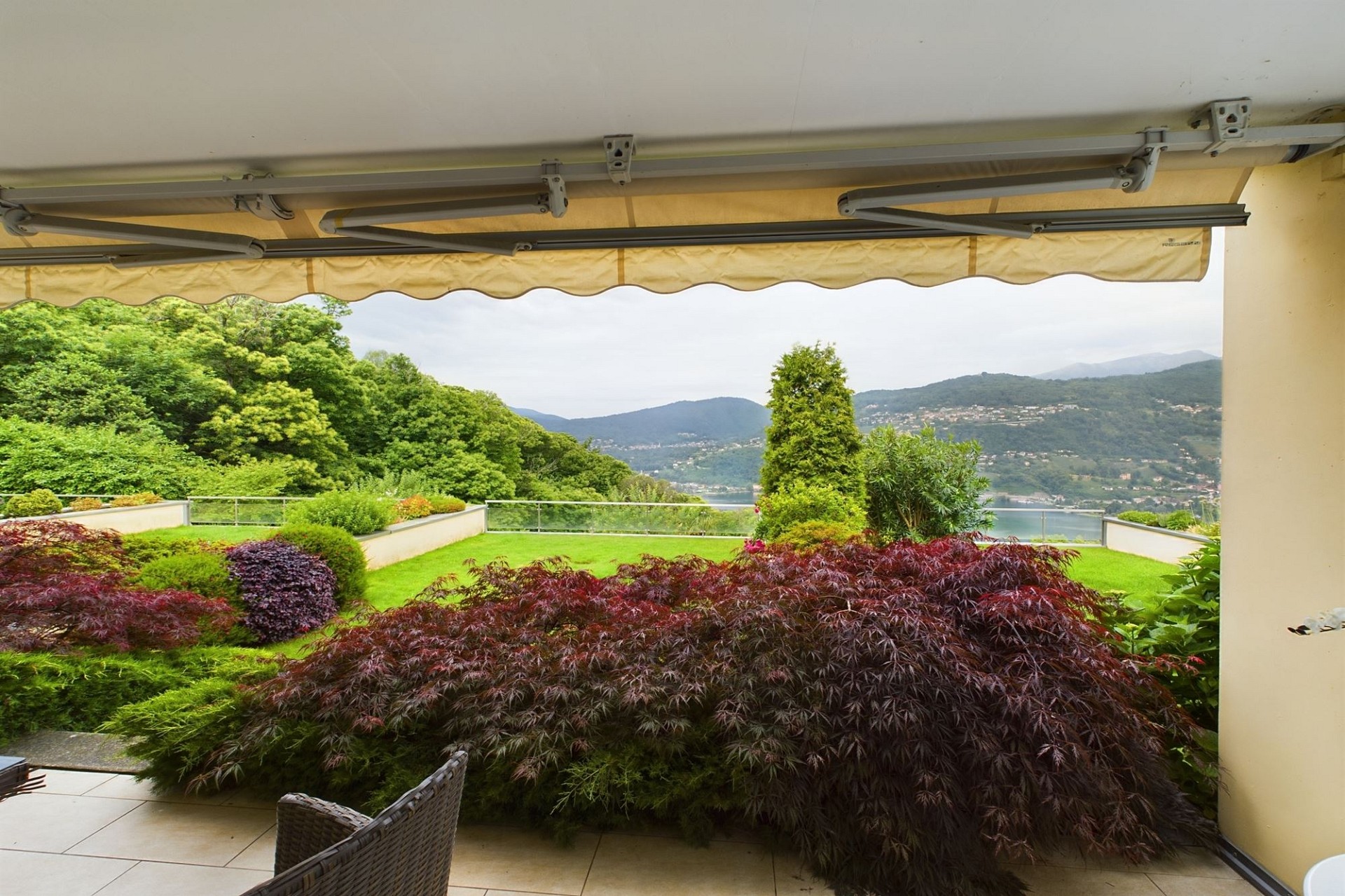 Terrasse mit Garten- und Bergblick