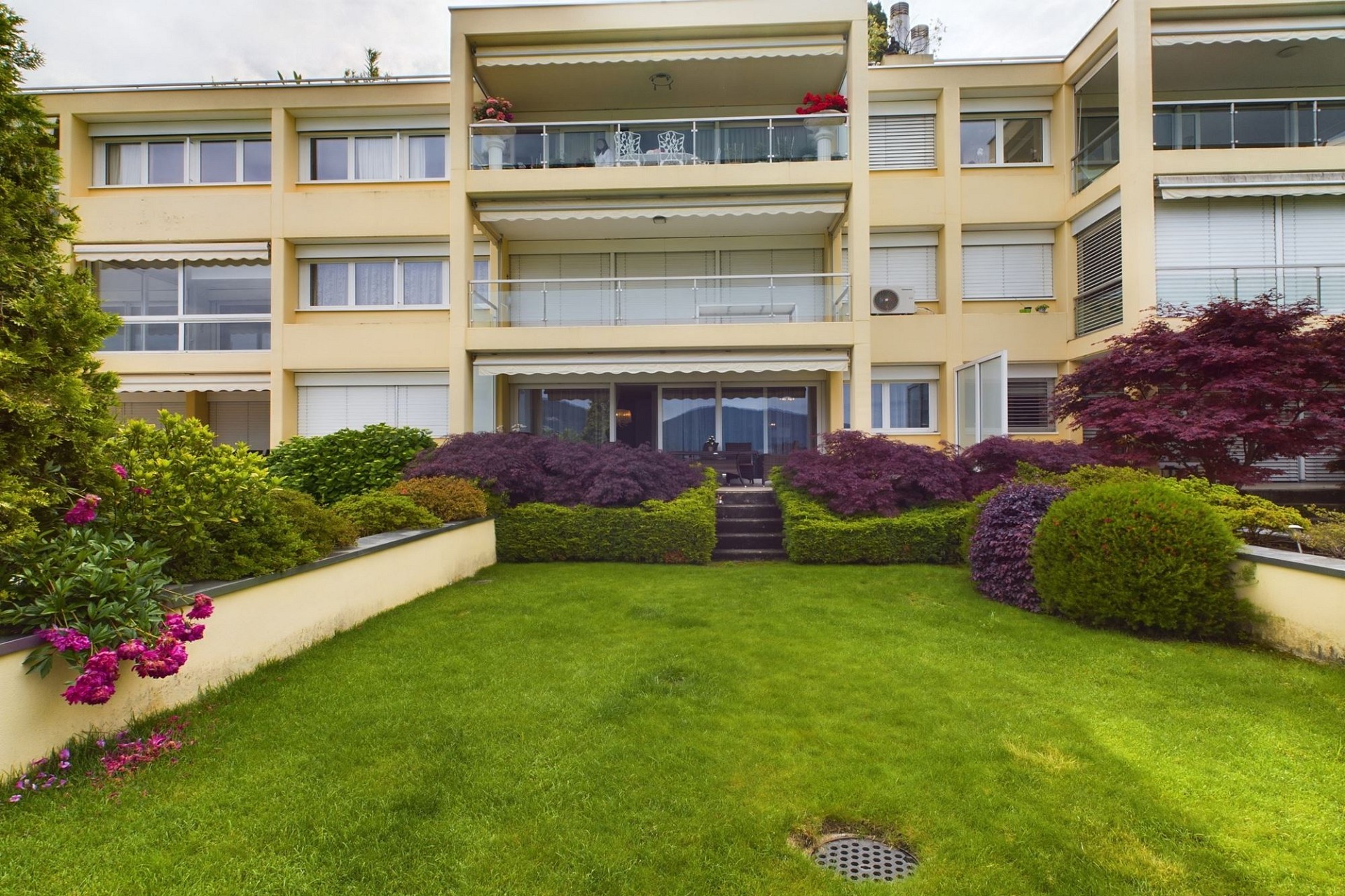 Mehrfamilienhaus mit gepflegtem Garten