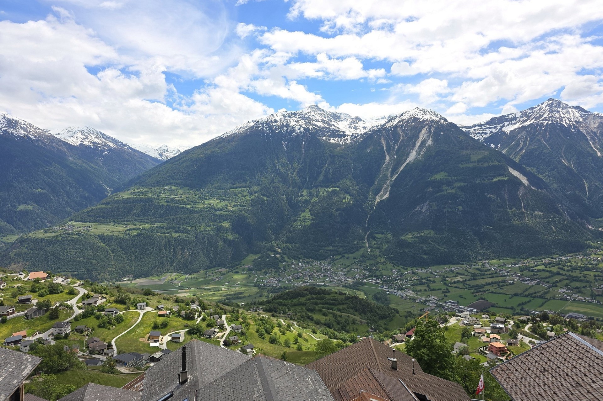 Alpenpanorama über einem Talort